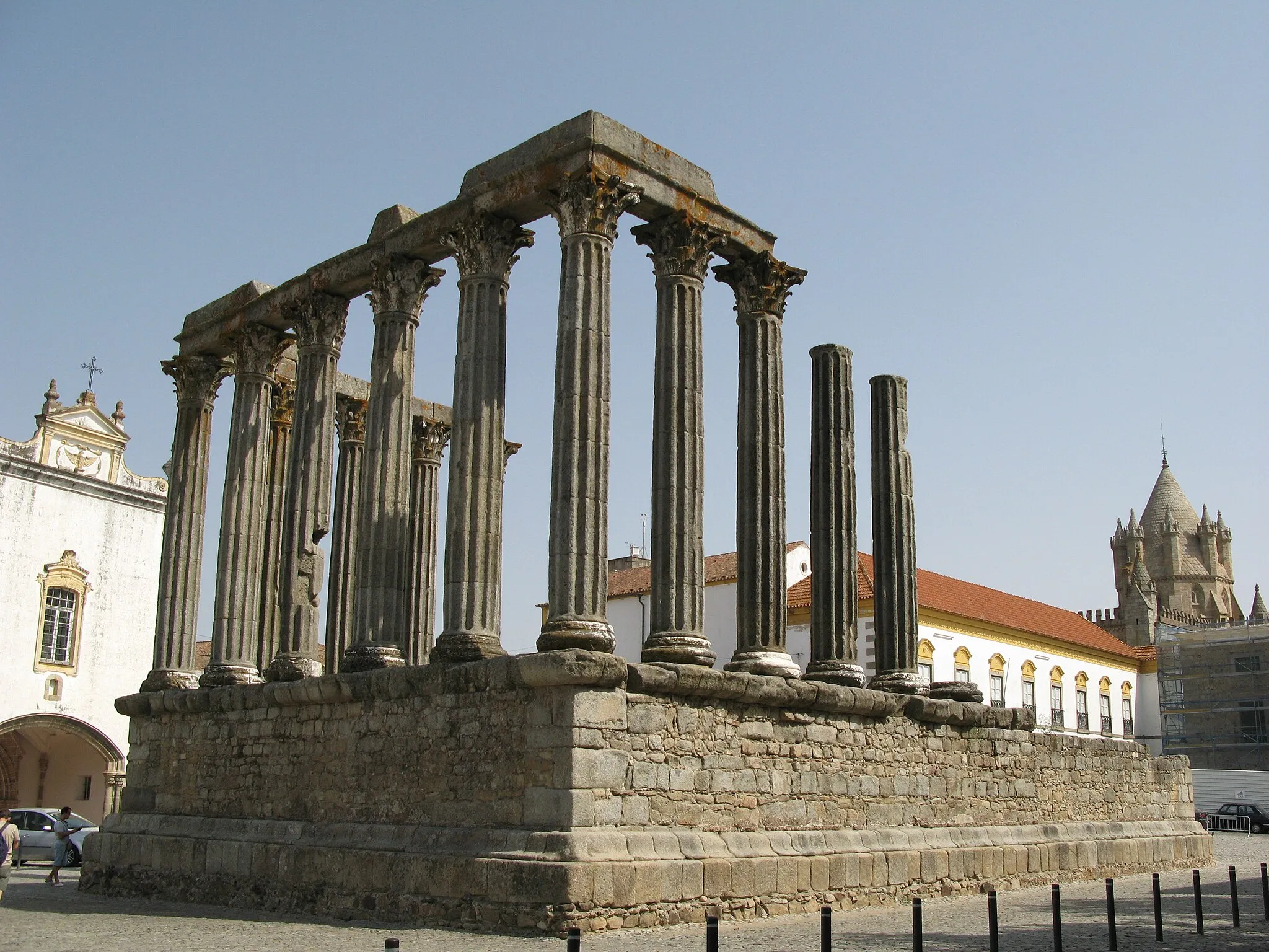 Photo showing: Roman Temple at Evora, Portugal