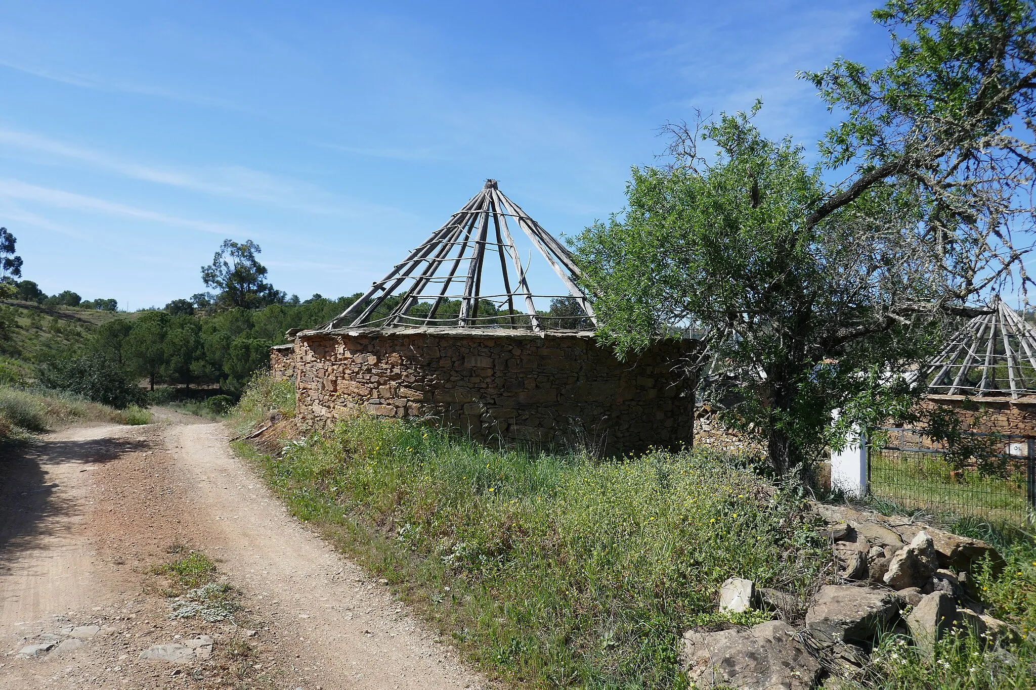 Photo showing: Ruins of stone haystack with straw roof in Mehalha (Chachopo), Portugal