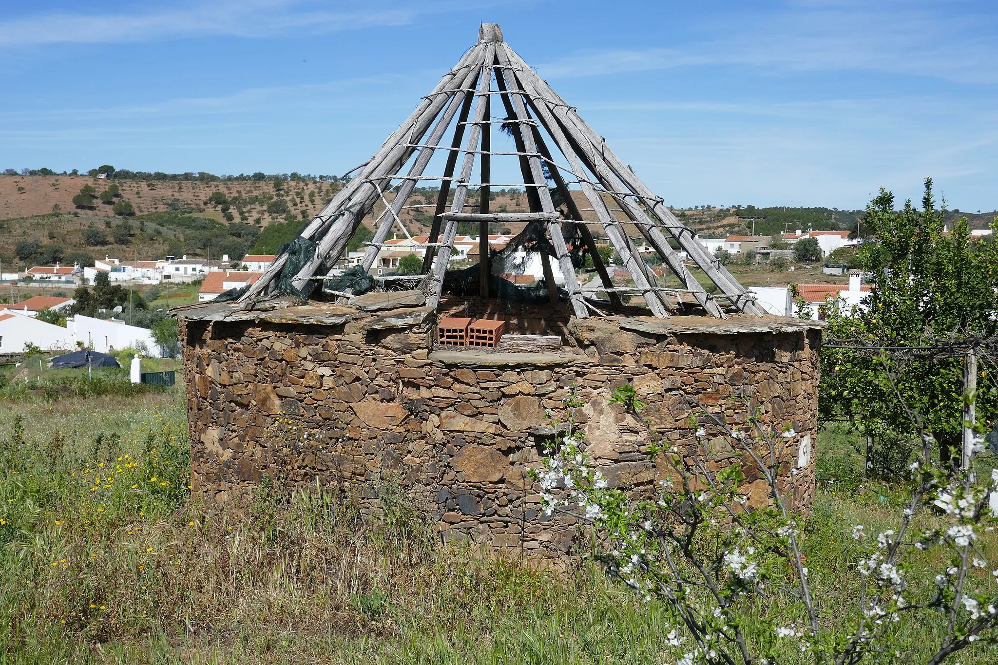 Photo showing: Ruins of stone haystack with straw roof in Mehalha (Chachopo), Portugal