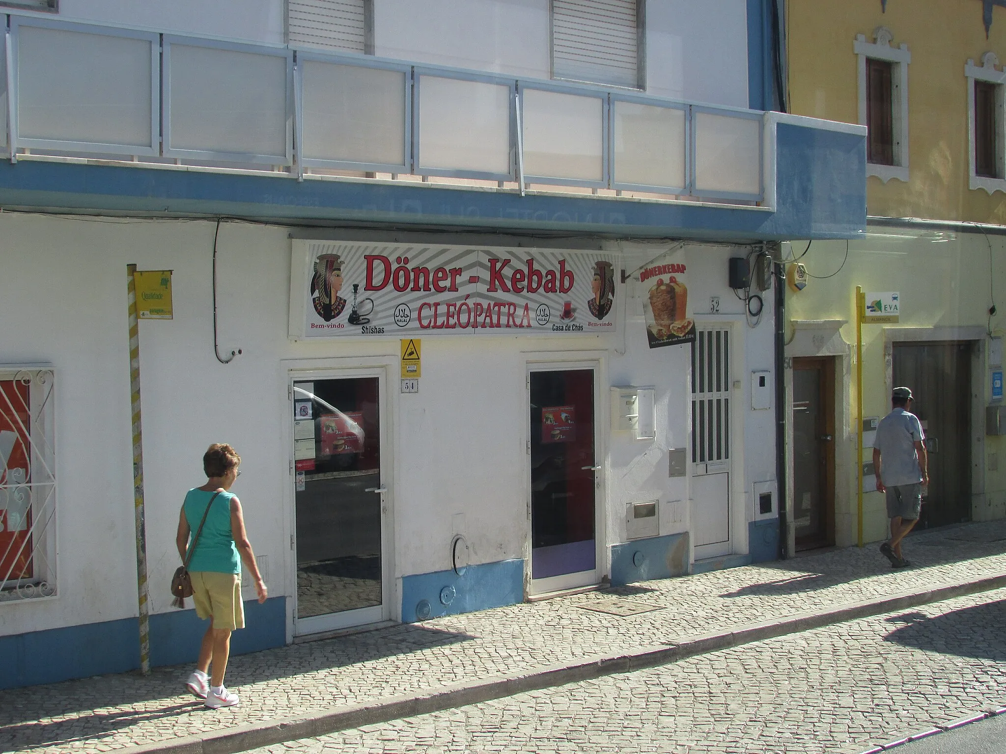 Photo showing: The Cleópatra Döner Kebab restaurant is located on Avenida 5 de Outubro in the town of Almancil, Algarve, Portugal.