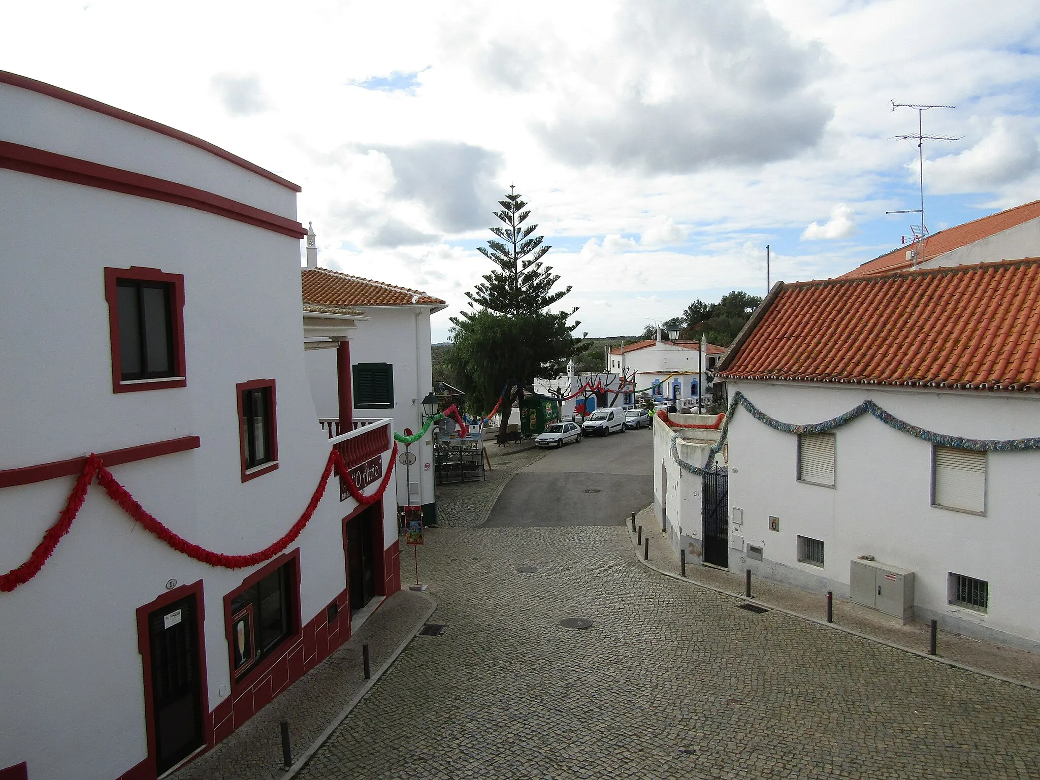 Photo showing: Looking south west into the Avenida 25 de Abril within the village of Alte which is within the municipality of Loulé, Algarve, Portugal.