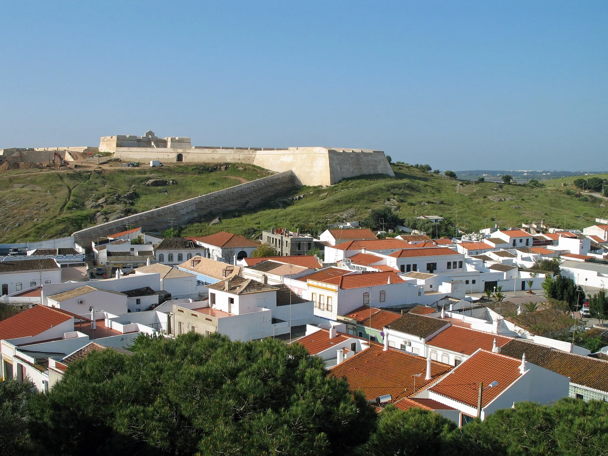 Photo showing: Castro Marim (Algarve, Portugal): view of a part of the town and (in the distance) the Forte de São Sebastião