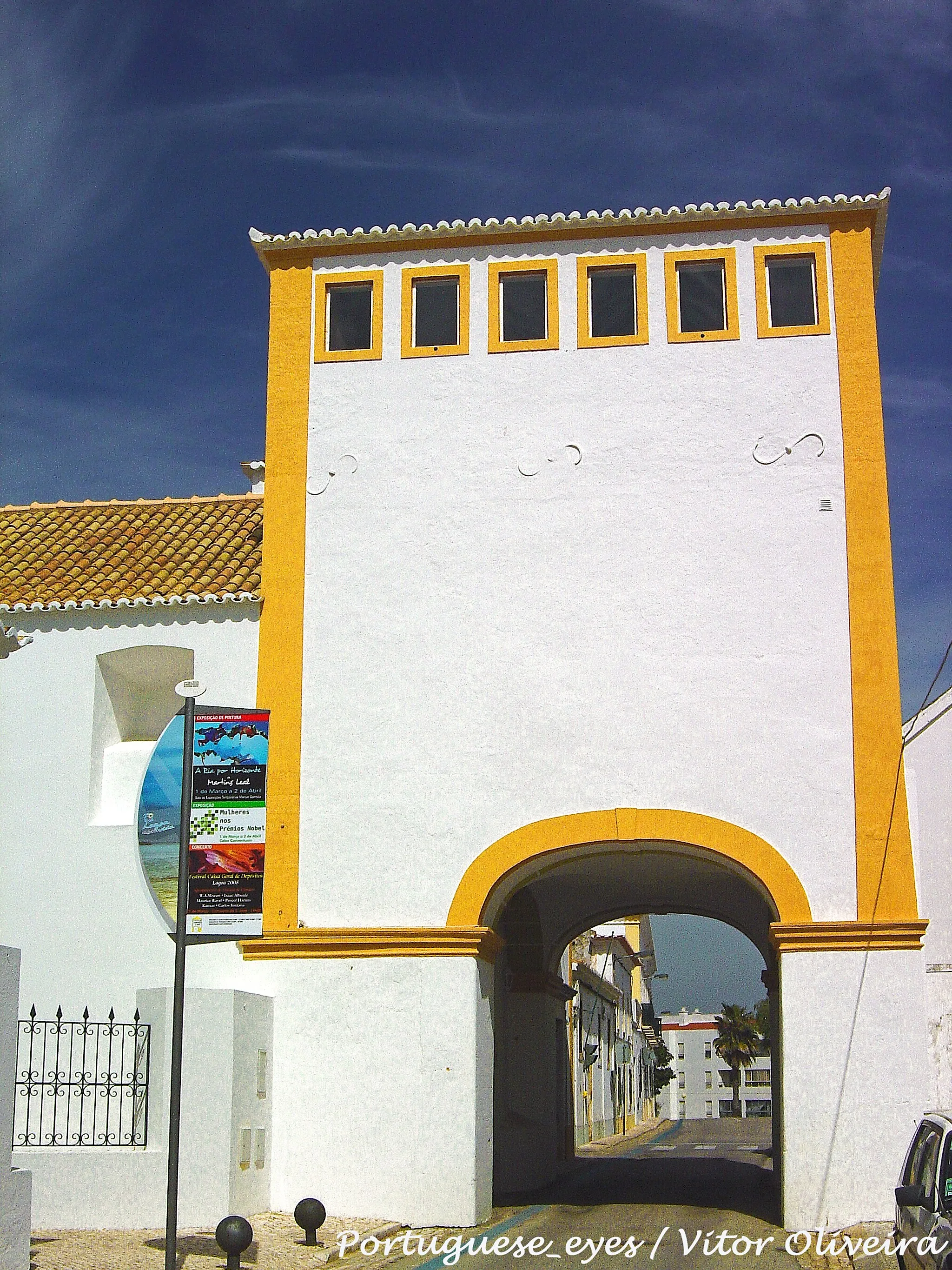 Photo showing: Construído no século XVIII, no seu jardim ergue-se, actualmente, um menir proveniente da região de Porches, com origem algures entre 5000 a 4000 a.C.
O Convento sofreu alterações posteriores à sua construção inicial e possui, hoje, uma bonita capela com altares em talha, uma imagem de São José com o Menino (do século XVIII) e uma torre-miradouro com um arco sobre a rua.
À entrada do Convento, destaca-se a interessante "roda dos expostos", local outrora destinado a receber as crianças abandonadas. viajar.clix.pt/tesouro.php?id=104&lg=pt&w=convent...

See where this picture was taken. [?]