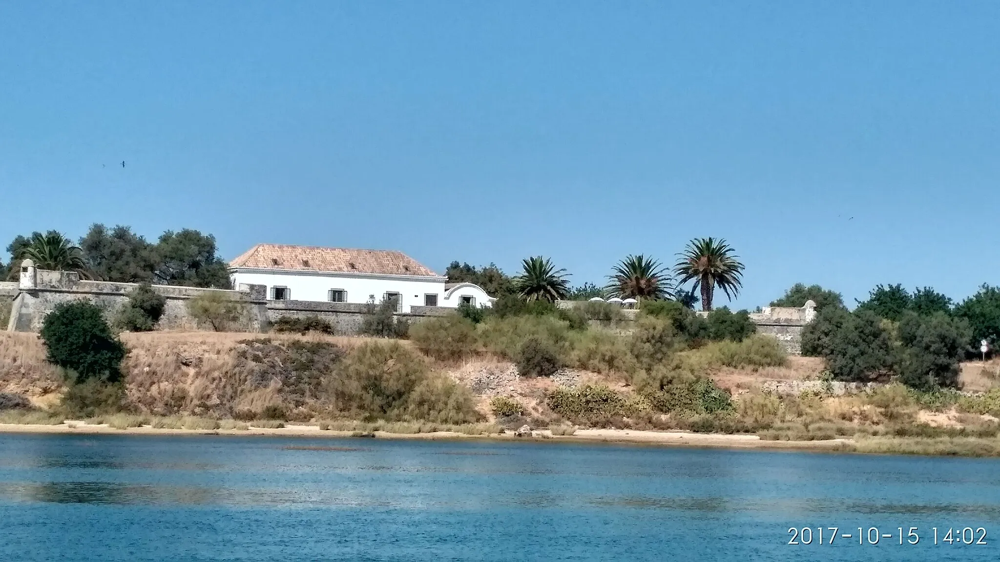 Photo showing: South face of Forte de São João da Barra de Tavira, as seen from the Ilha de Cabanas beach