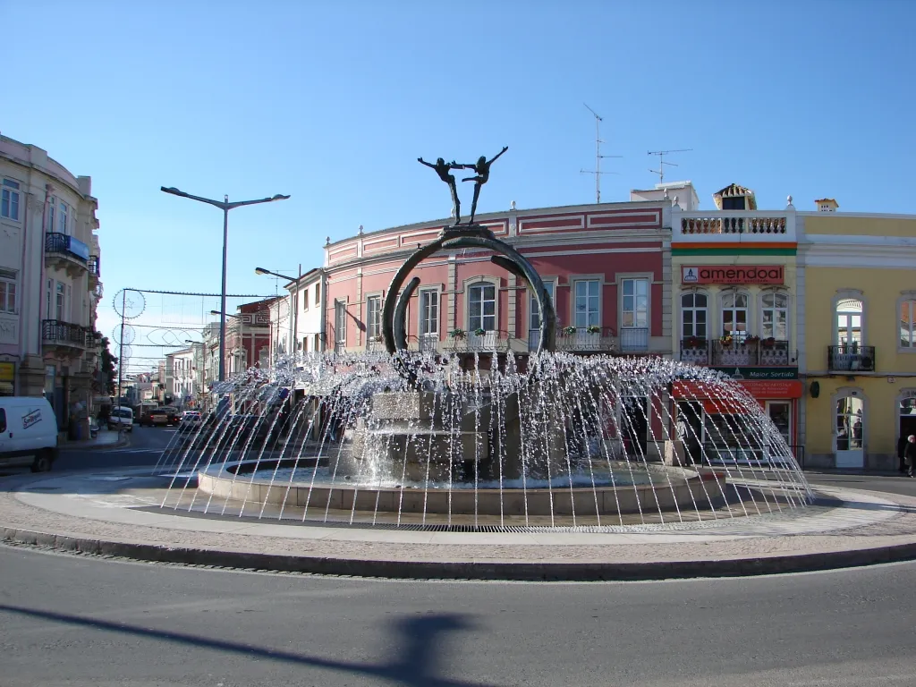 Photo showing: A Bronze sculpture by the  Dutch sculptor Jits Bakker located in the city of Loulé, Algarve, Portugal.