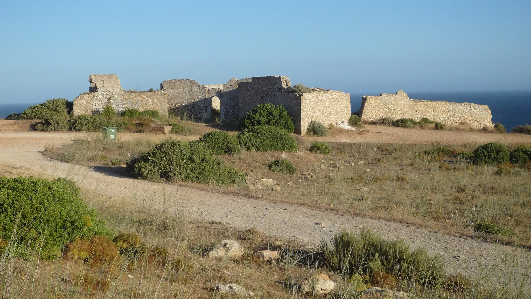 Photo showing: The Forte de São Luís de Almádena in Boca do Rio, Budens, Vila do Bispo, Algarve.
Built in 1632. Municipal website. More images.