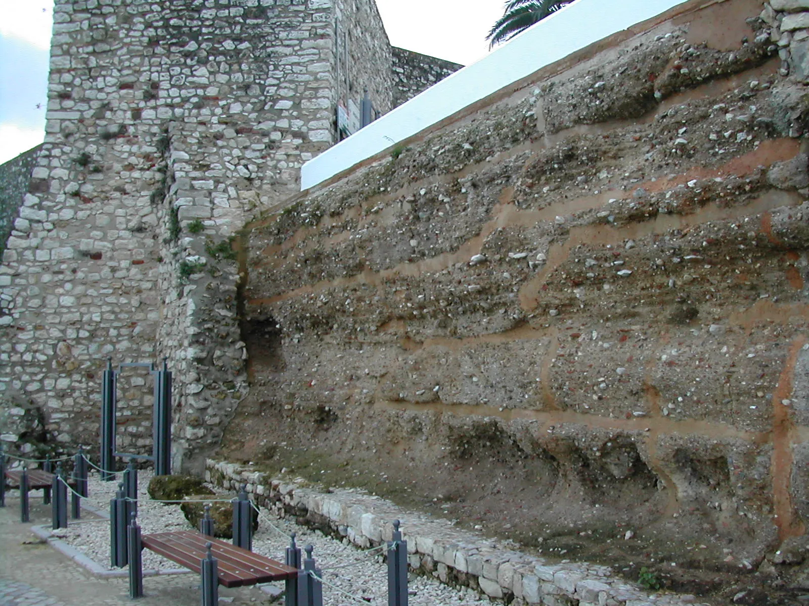 Photo showing: Troço da cerca moura em adobe, Cacela Velha, Algarve