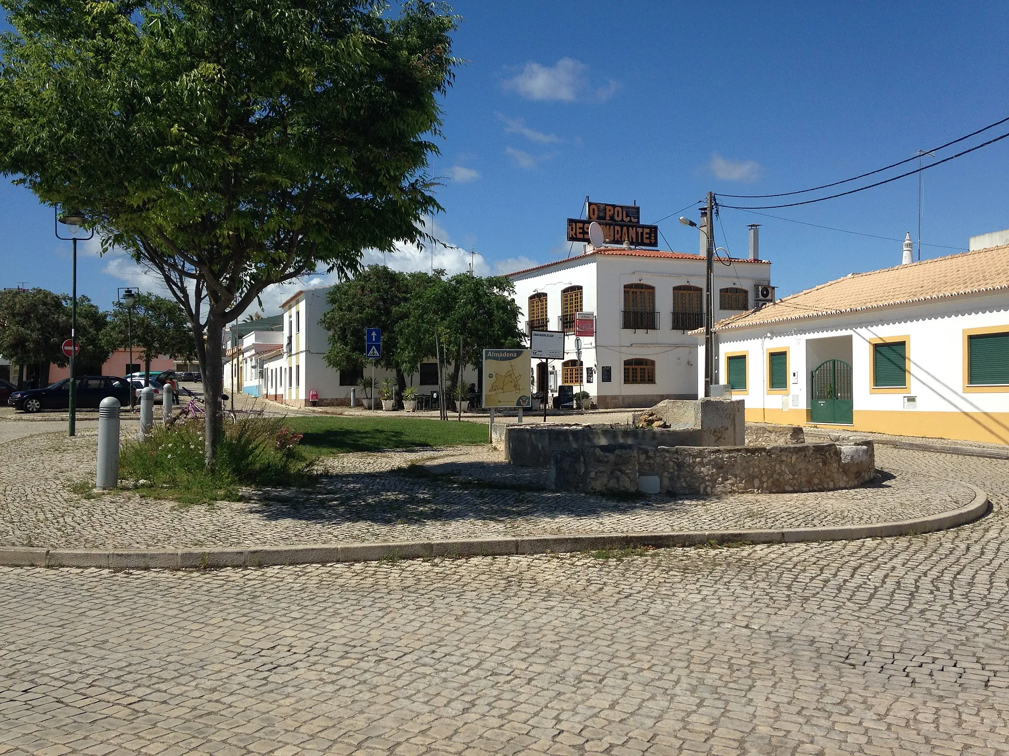 Photo showing: O Largo do Poço, the village square in Almadena, Algarve, Portugal