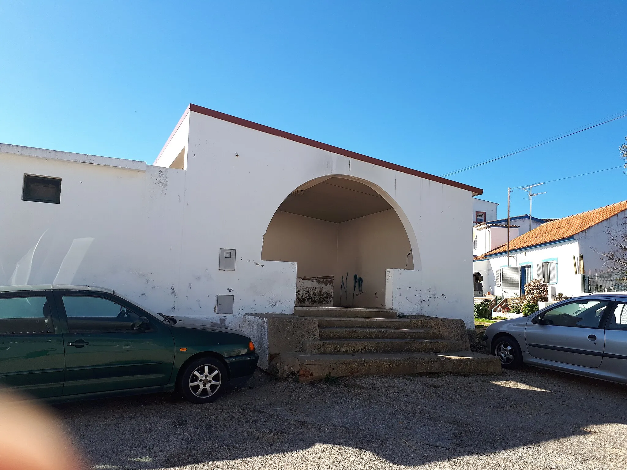 Photo showing: The public wash house in Almadena in Luz Freguesia, Algarve, Portugal