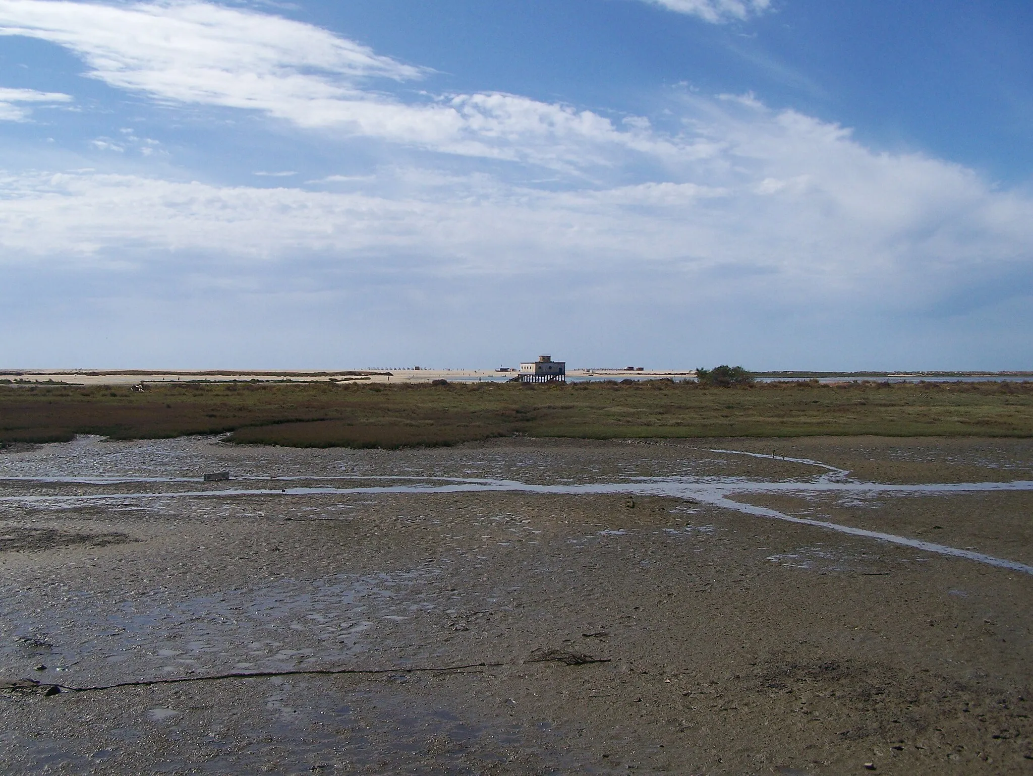 Photo showing: Off the coast in the village of Fuseta is a kind of spit (fortified sandbar), on which lies the largest beach in the village. Between the island and the mainland flows seawater, but at low tide it recedes very strongly (as shown here in the picture).
