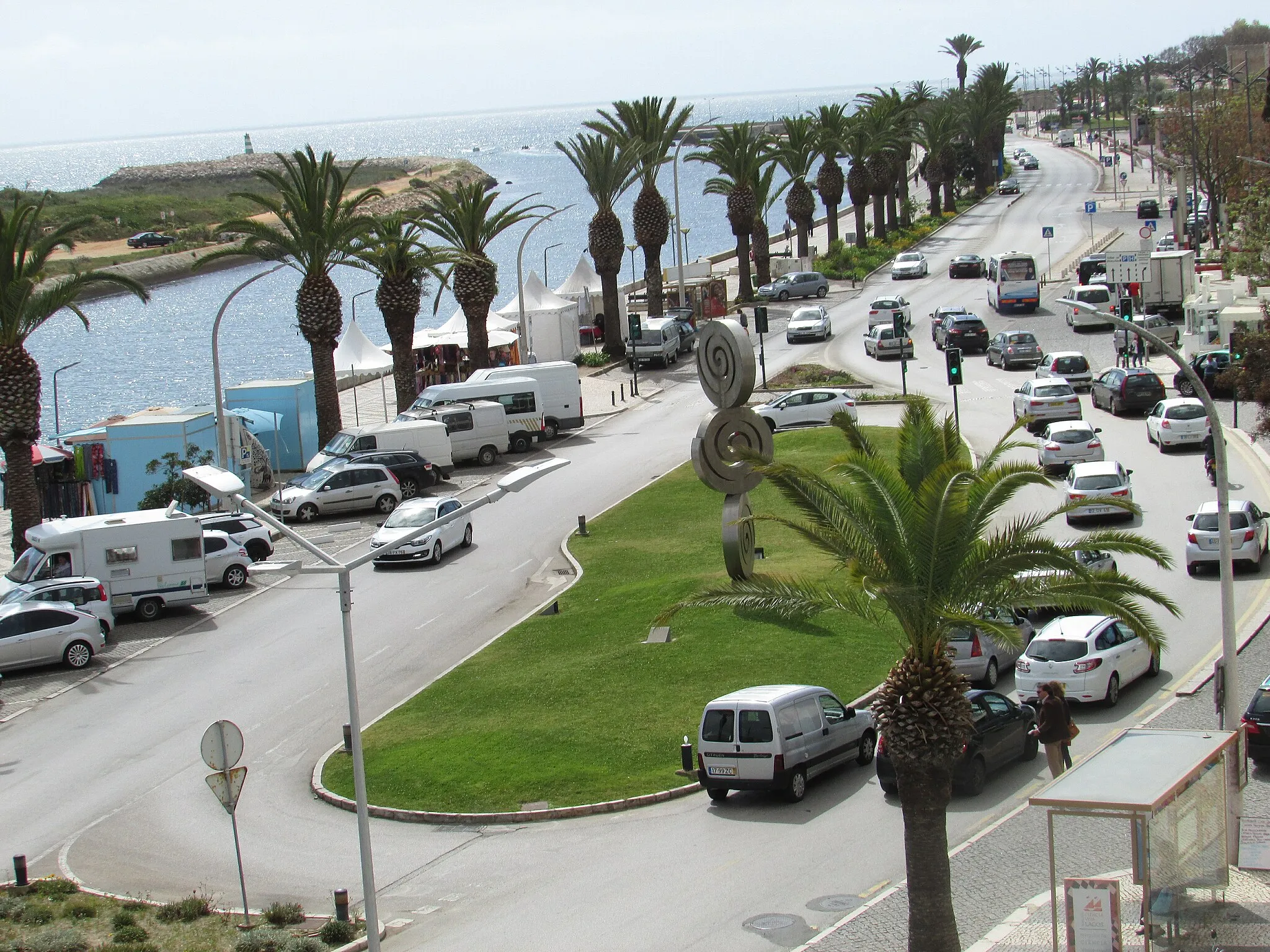 Photo showing: Traffic island located on the Avenida dos Descobrimentos (EN125 road) in the town of Lagos, Algarve, Portugal.