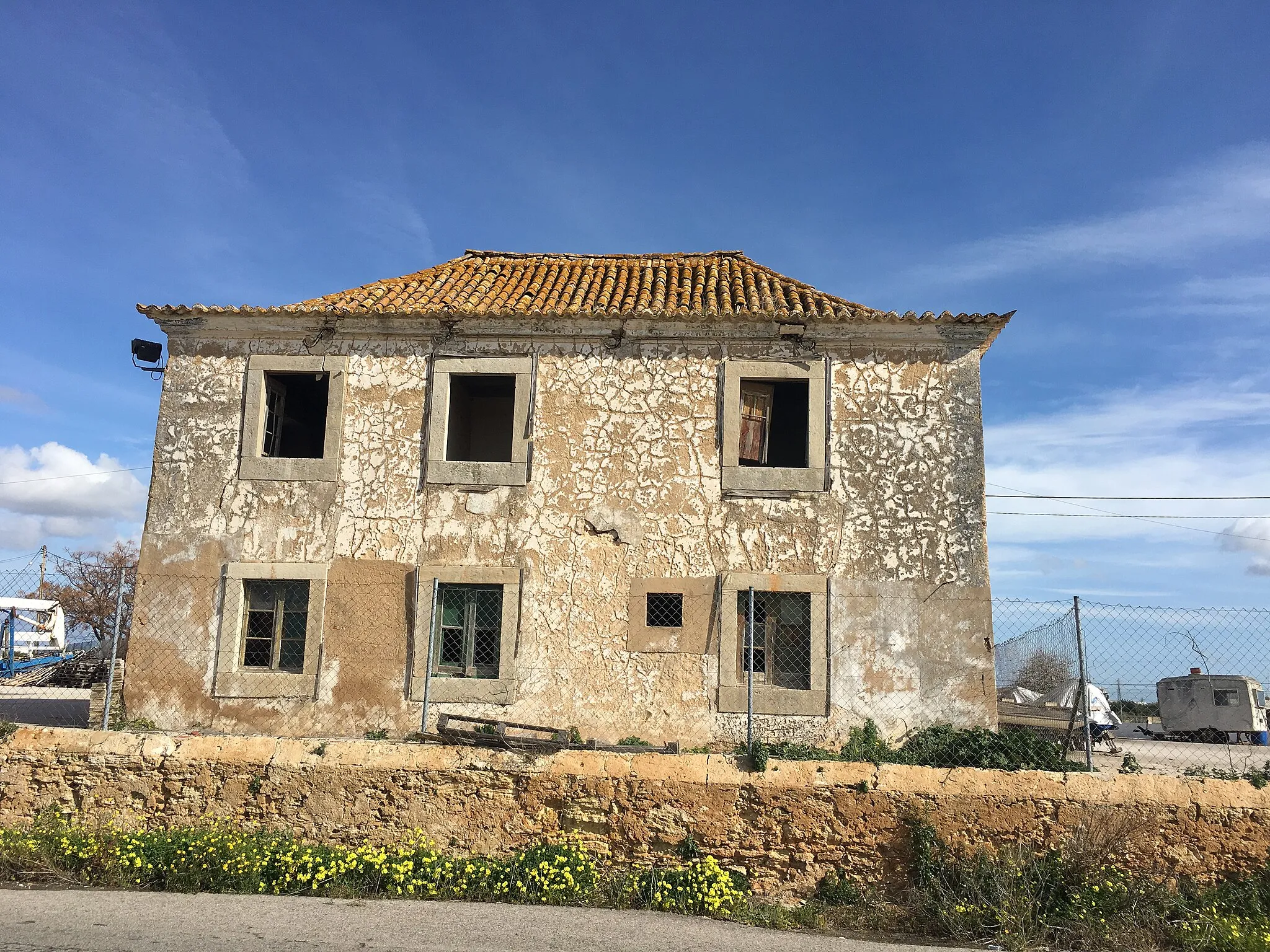 Photo showing: A derelict building located on Rua Rocheta Cassiano in the neighbourhood of Montenegro near the city of Faro, Algarve, Portugal.