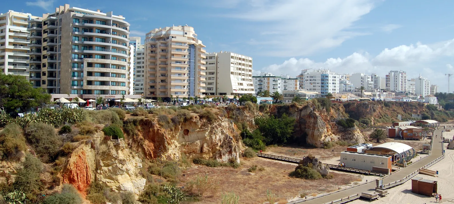 Photo showing: Apartment buildings at Praia da Rocha, Portimão.