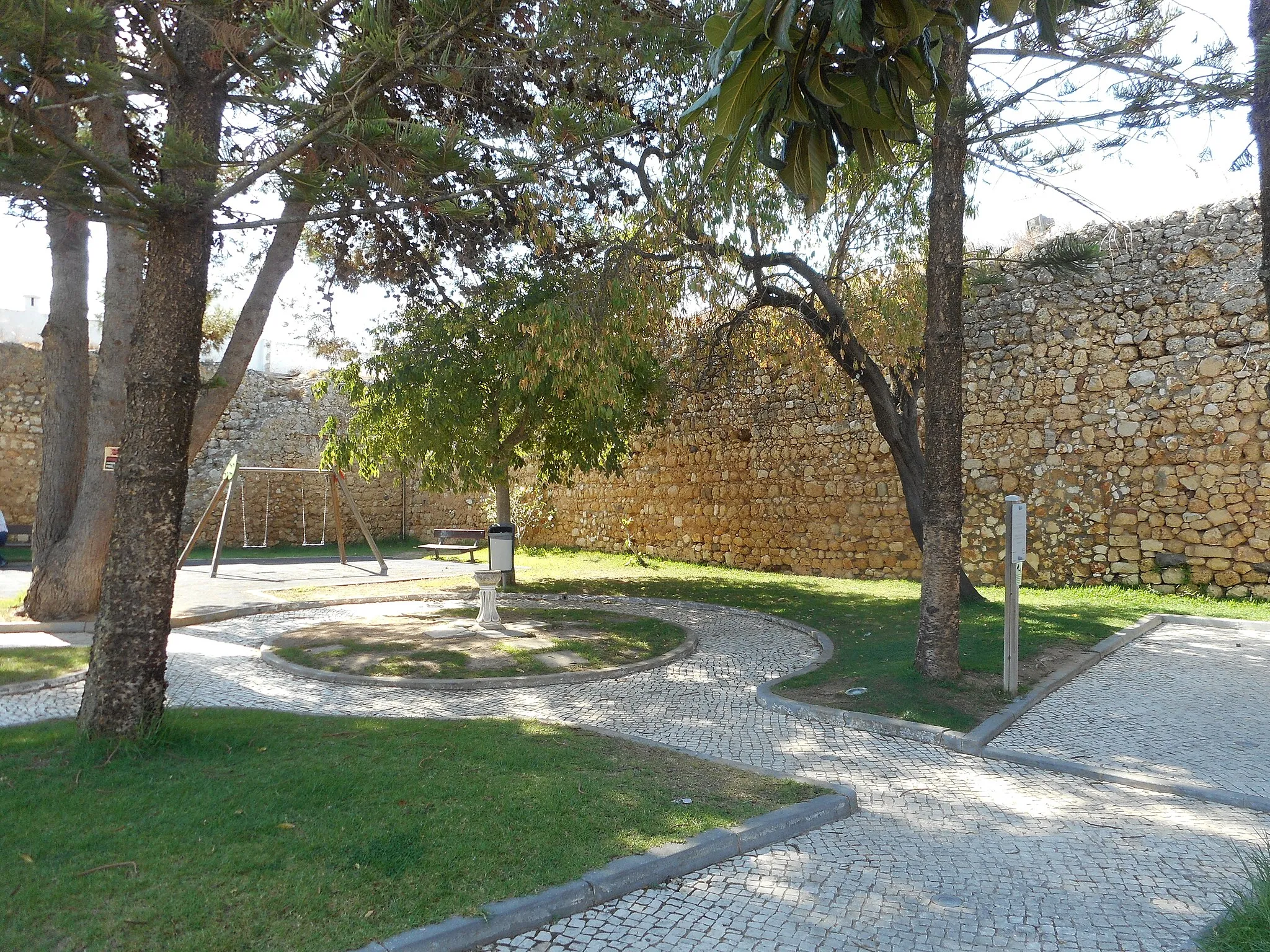 Photo showing: Some remaining masonry of what was once Alvor Castle, within the village of Alvor, Algarve, Portugal.