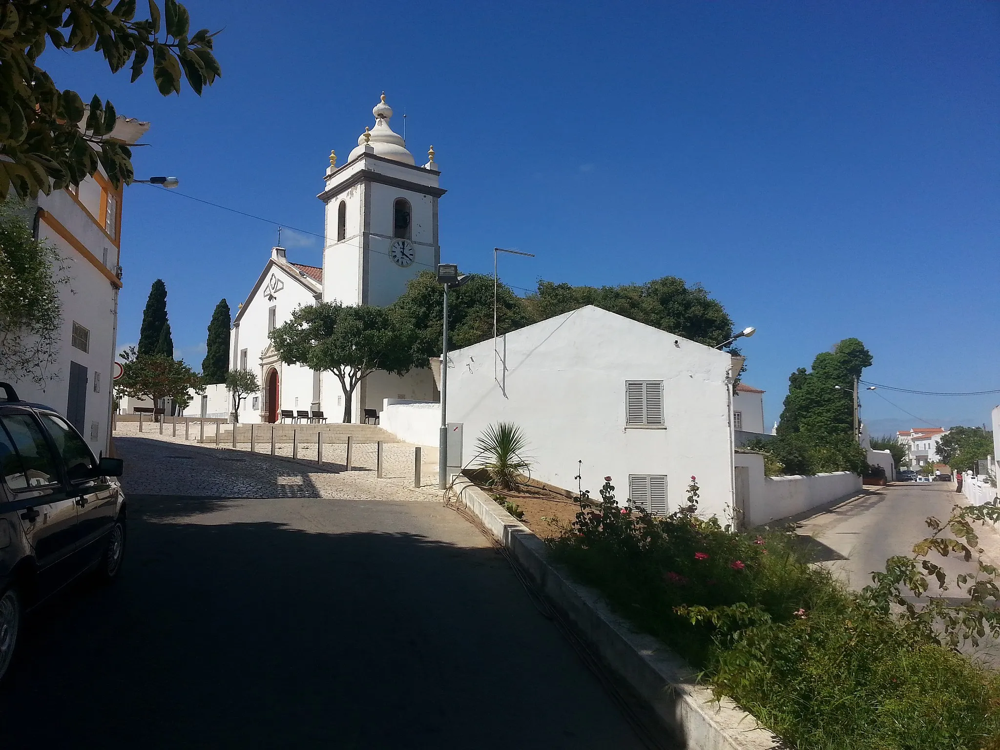 Photo showing: A view of the Church Alte Matrix or Church of Our Lady of the Assumption (Igreja Matriz de Alte ou Igreja de Nossa Senhora da Assunção) in the village of Mexilhoeira Grande, Portimão, Algarve, Portugal. The church dates from the 16 century and is built in the Renaissance style, Inside the church there are sevral notable examples of Altarpieces.
