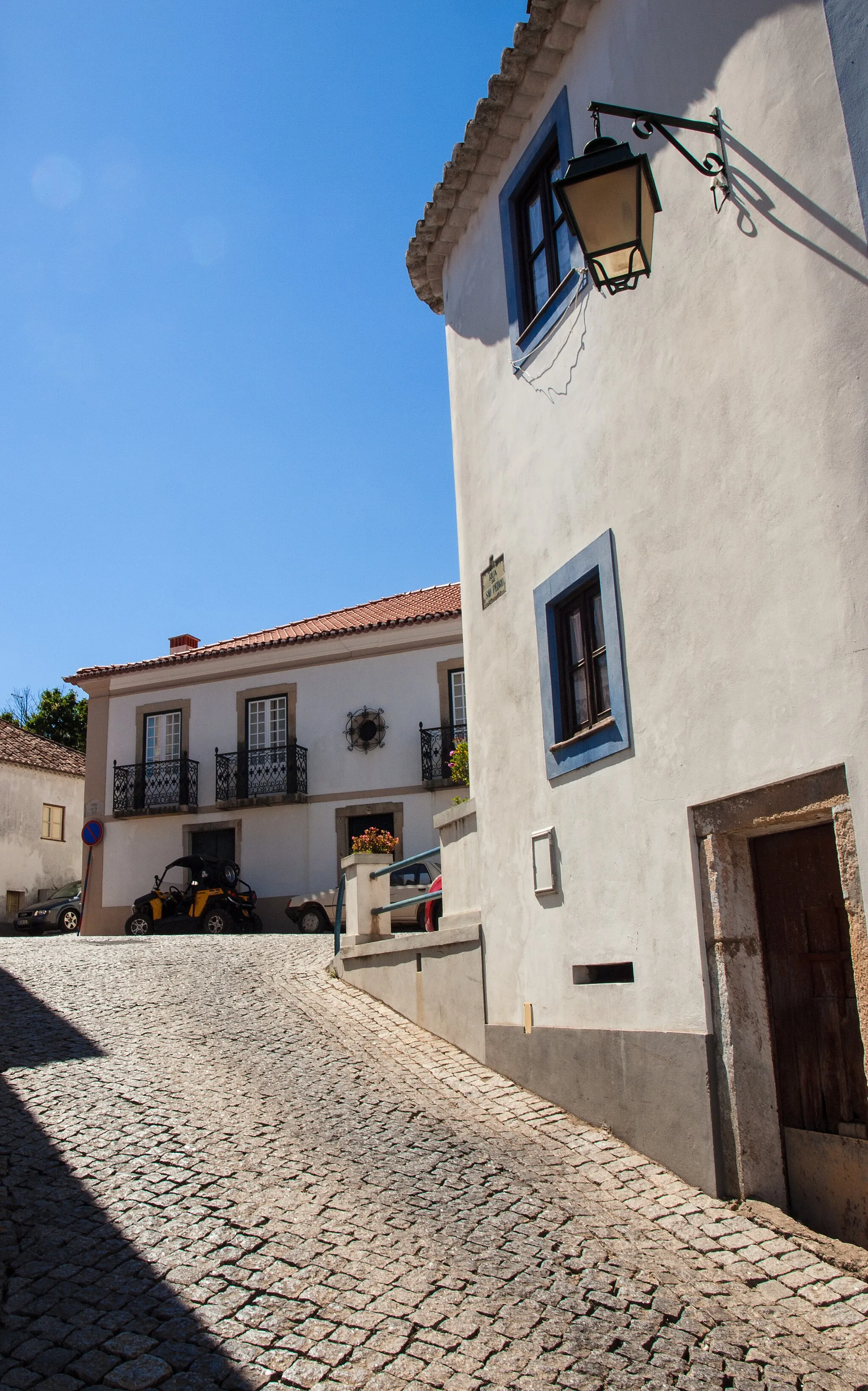 Photo showing: Looking towards the south end of the Rua de São Pedro, in the town centre of Monchique, Algarve, Portugal