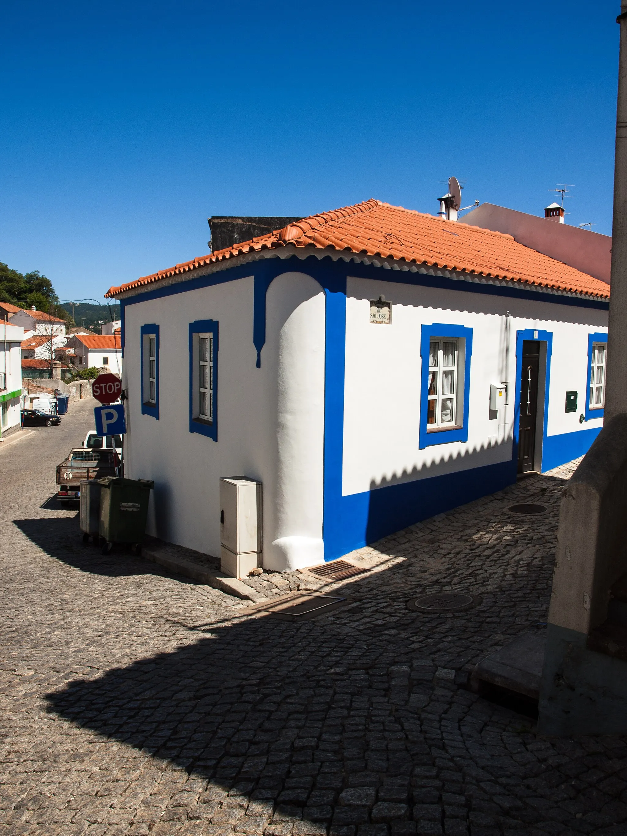 Photo showing: Blue and white cottage located on the corner of the Rua de São José, in the town centre of Monchique, Algarve, Portugal