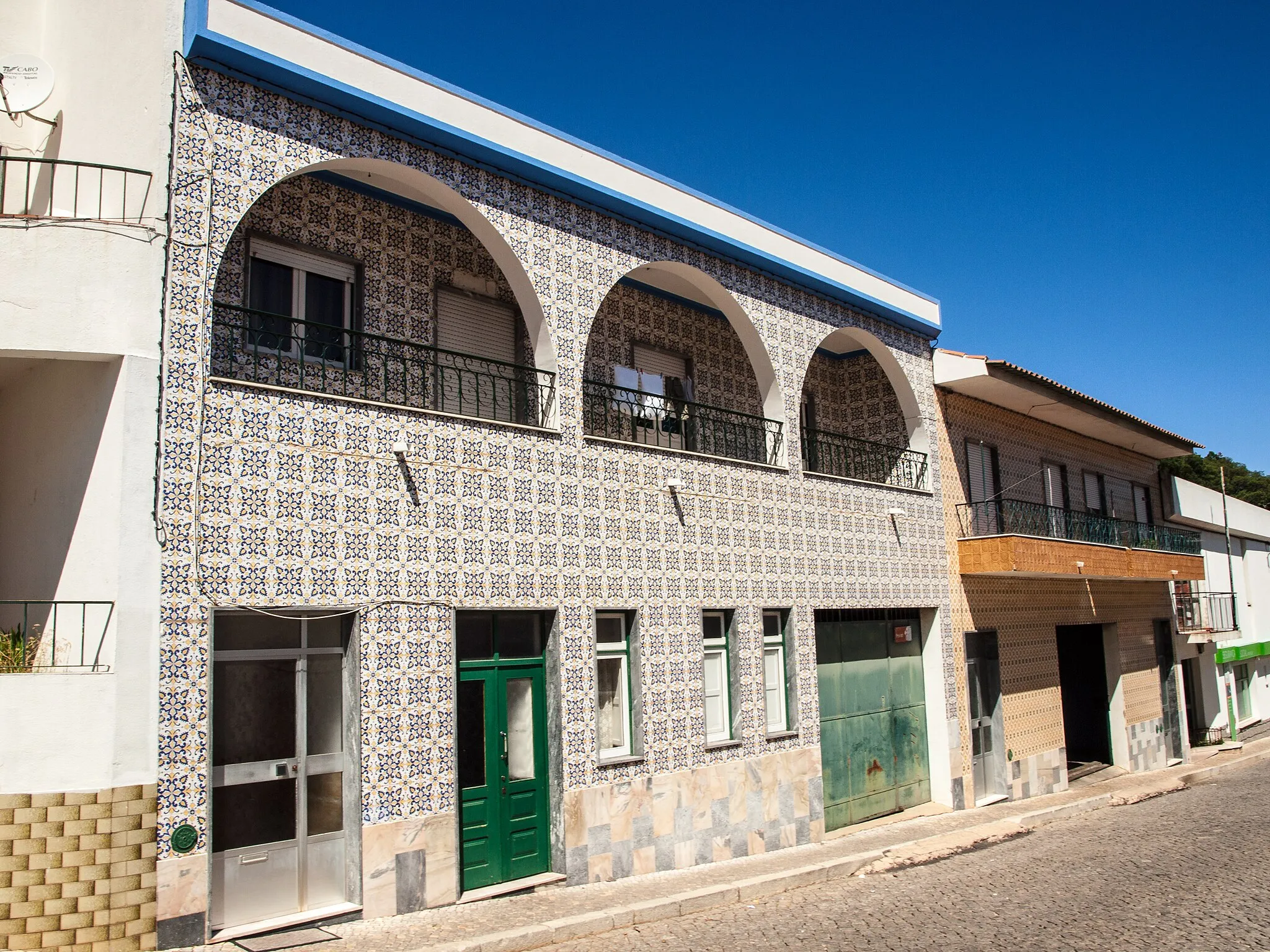 Photo showing: Tile faced town house located on the Rua de São Pedro, in the town centre of Monchique, Algarve, Portugal