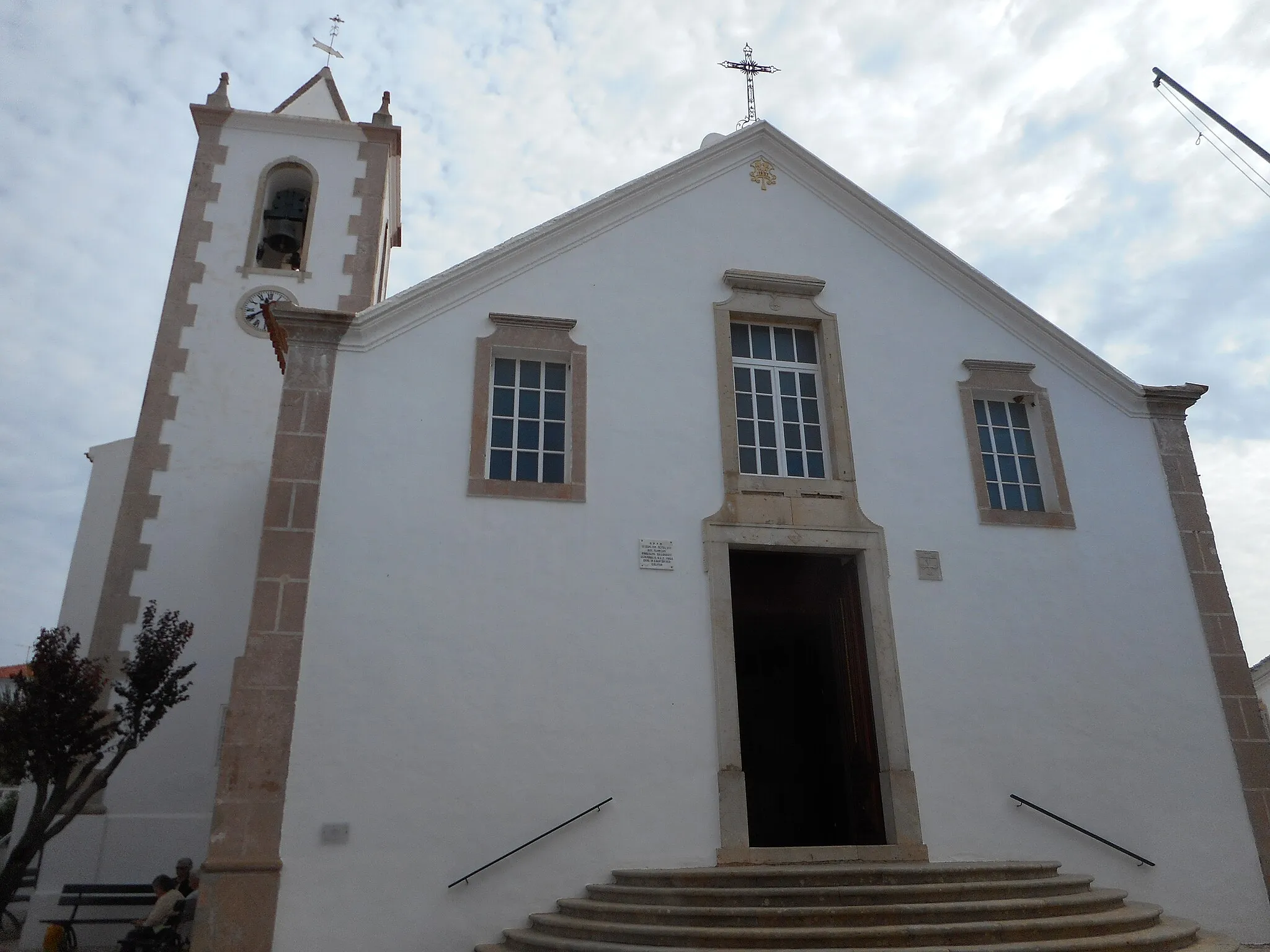 Photo showing: Igreja de Nossa Senhora da Esperança (Parish Church) is located on Praça da República, in the village of Paderne, Albufeira, Algarve, Portugal. This church was built in the second half of the 16 century but underwent major alterations in the 18 and 19 century's. The church is in the Renaissance style with a number of Manueline features. Inside the church there several alterpieces of note.