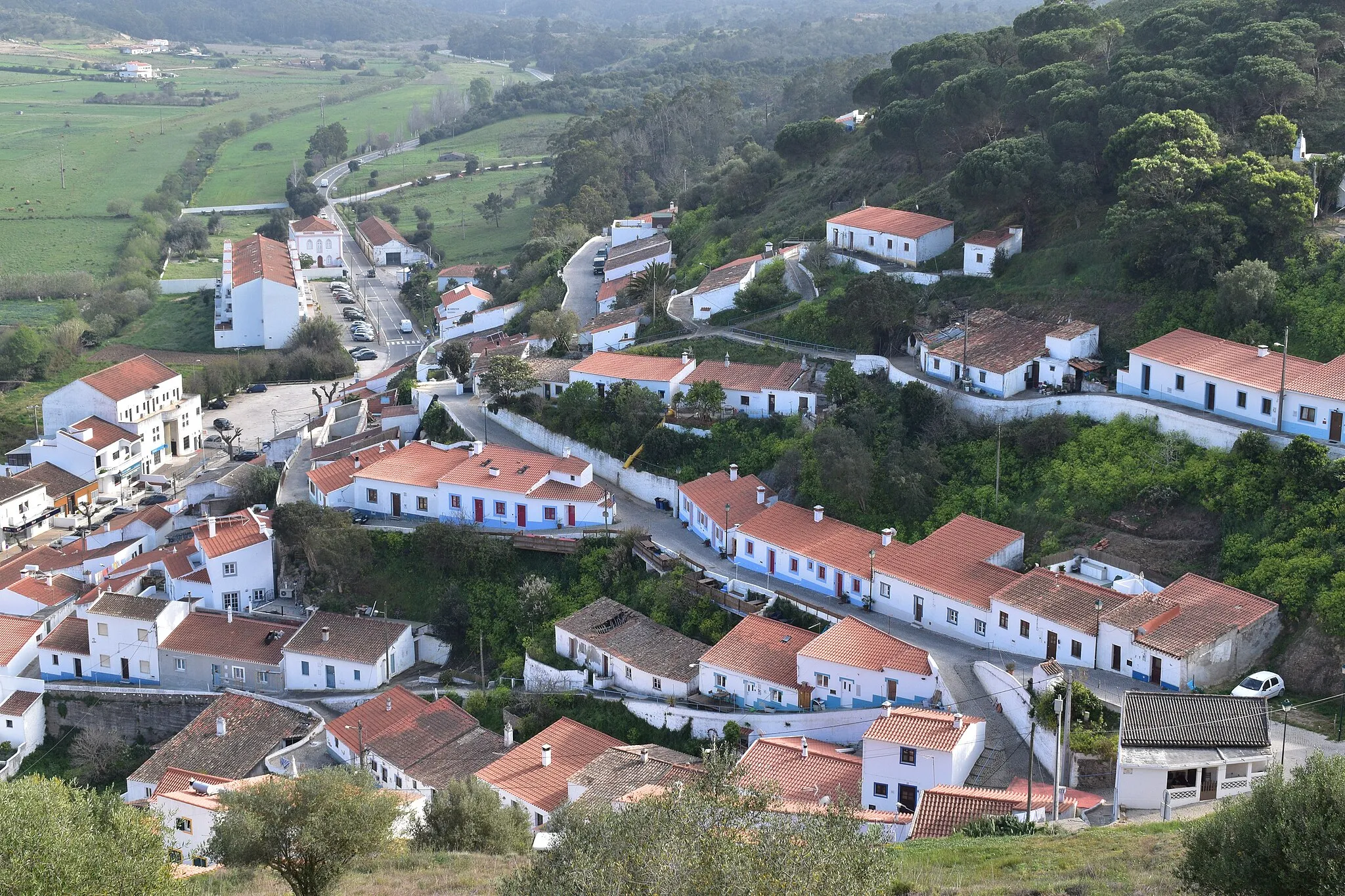 Photo showing: Entrance of Aljezur seen from the Castle, in the Algarve, Southern Portugal.