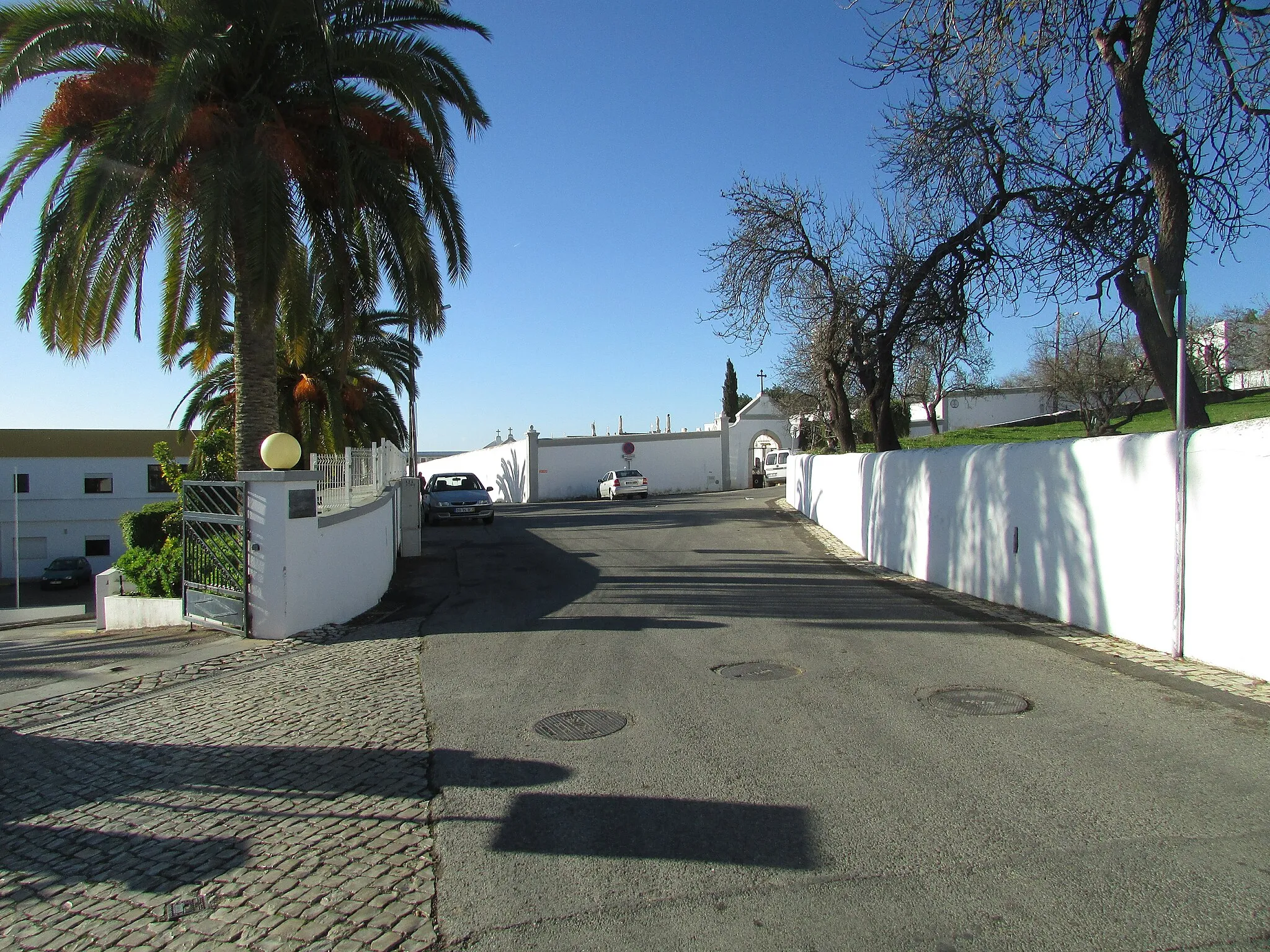 Photo showing: Looking south along the Rua da Misericórdia towards the cemetery within the village of Boliqueime, Algarve, Portugal.