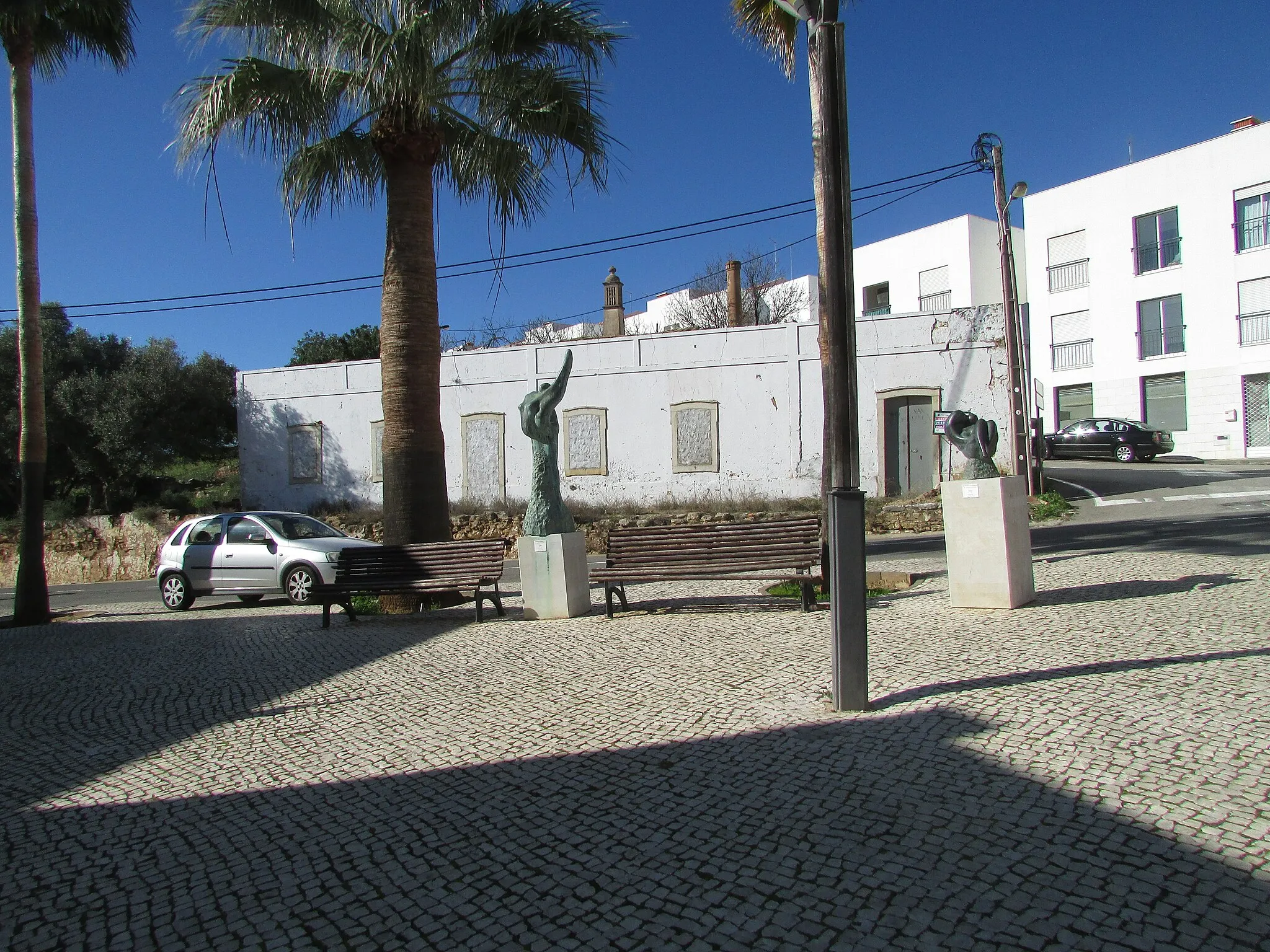 Photo showing: A set of Bronze sculptures by the  Dutch sculptor Jits Bakker located on the forcourt of the São Sebastião de Boliqueime Hotel which is located on Rua Dr João Batista Ramos Faísca within the village of Boliqueime, Algarve, Portugal.