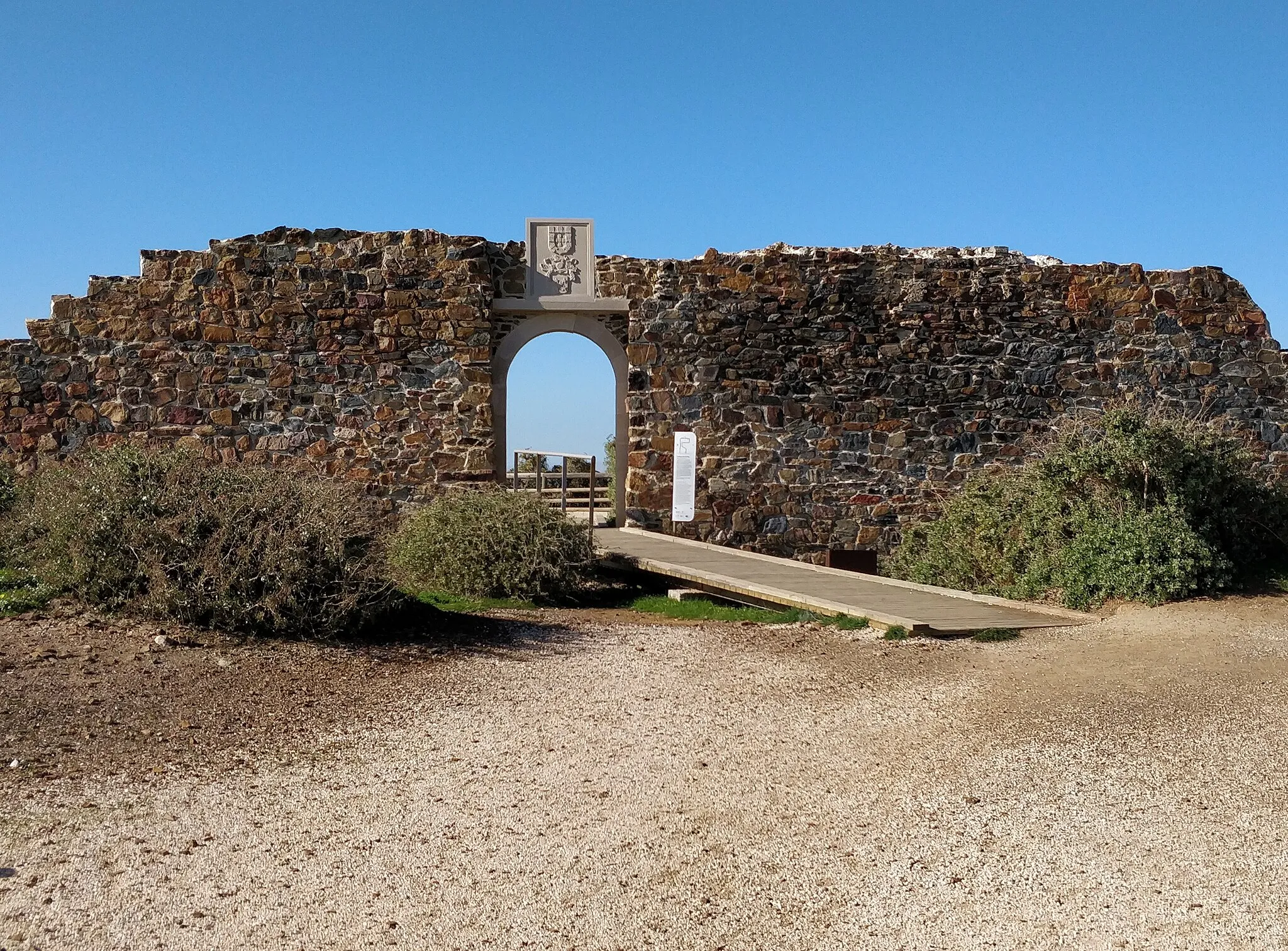 Photo showing: Reconstructed front of the Fort of Arrifana, in the municipality of Aljezur, Faro (district), Algarve, Portugal