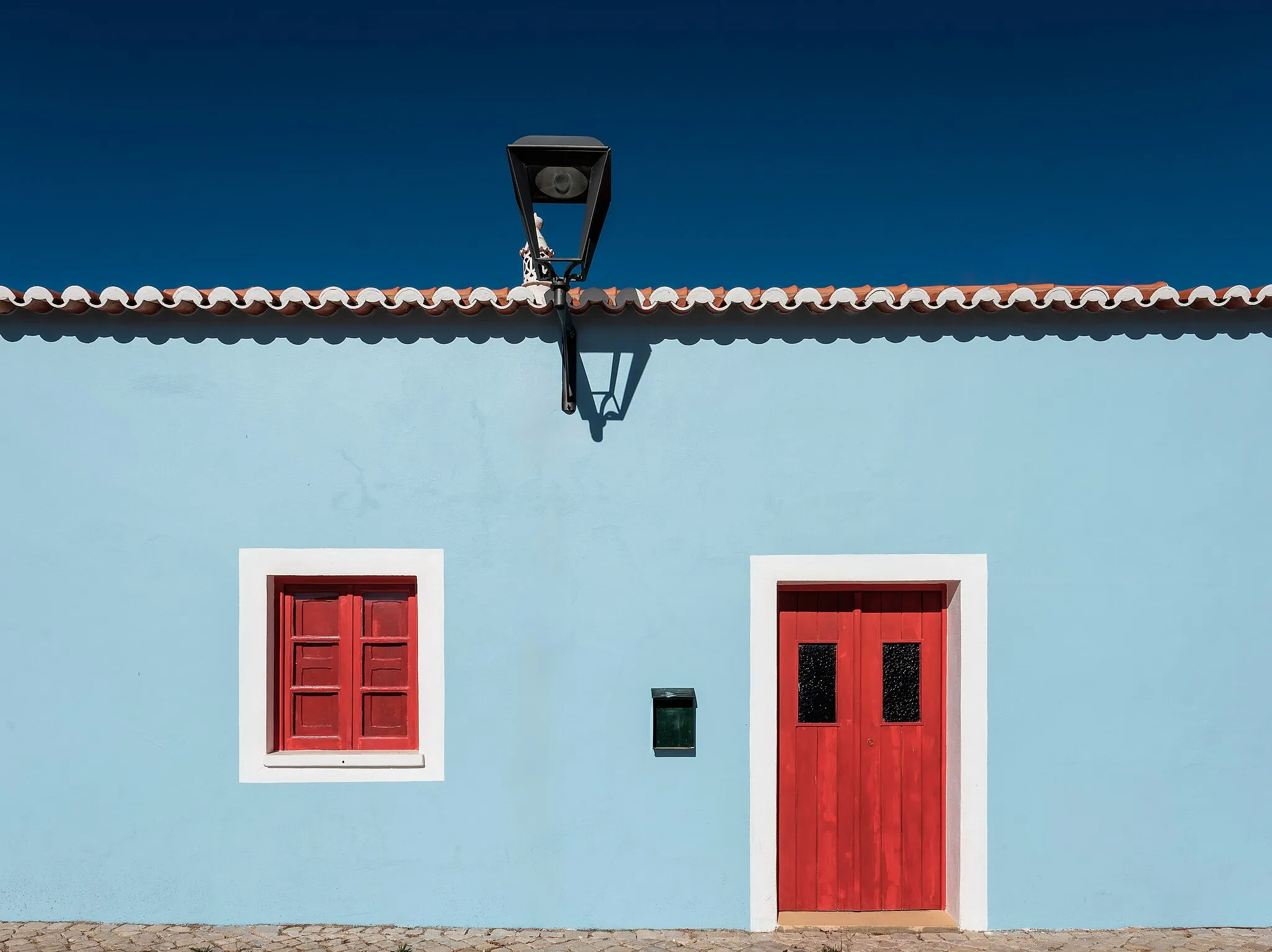 Photo showing: Blue house, Fishermen's Trail, Pedralva, Portugal