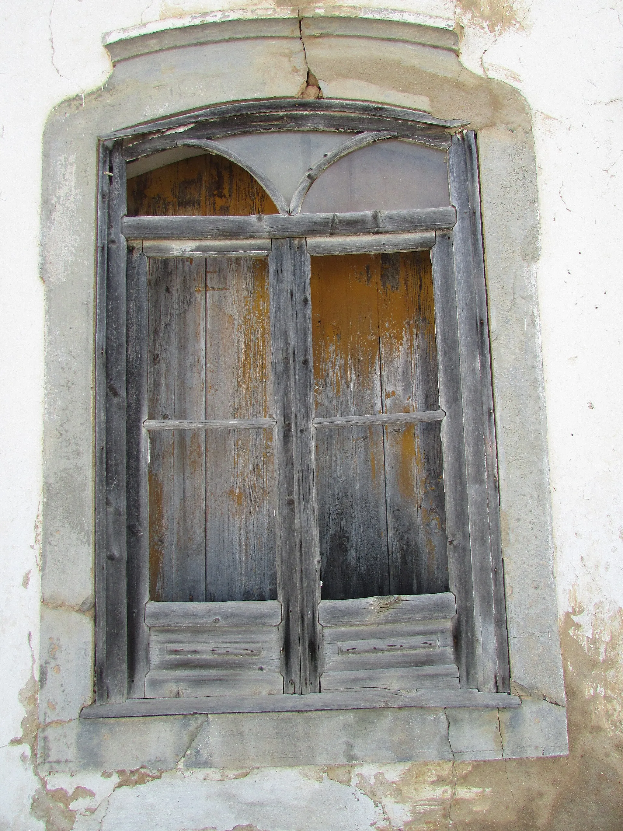 Photo showing: A old broken window of a building on the east side of the Largo da Fonte within the village of Guia, Algarve, Portugal.