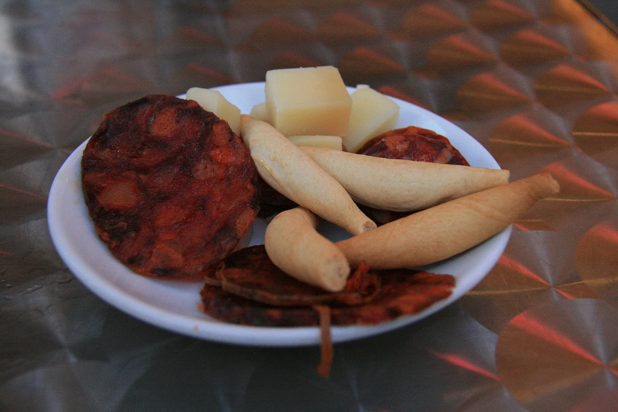 Photo showing: Chorizo - Picos y queso ()
