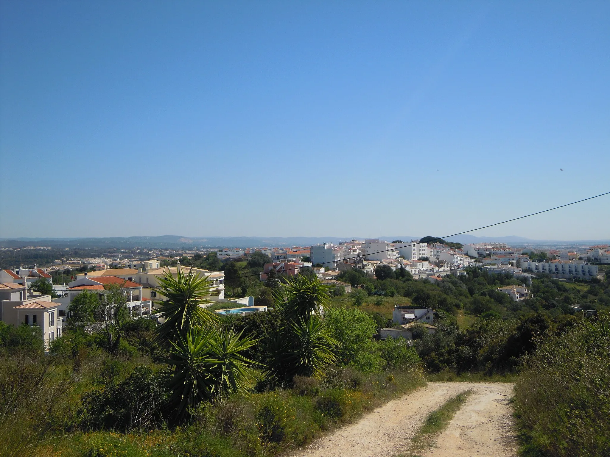 Photo showing: Looking west across to the village Pátio which is located 2 miles west from the town of Albufeira, Algarve, Portugal.