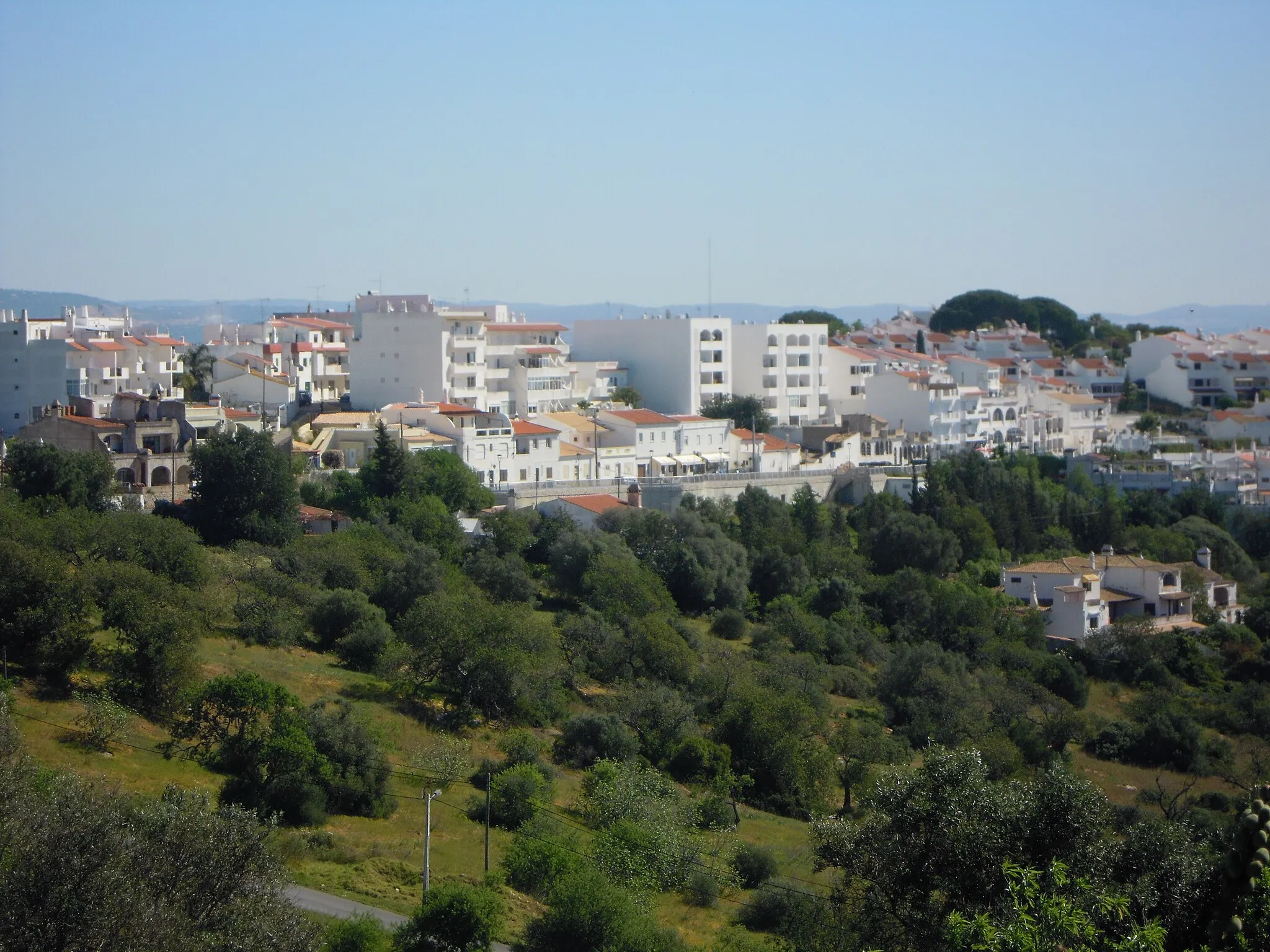 Photo showing: Looking west across to the village Pátio which is located 2 miles west from the town of Albufeira, Algarve, Portugal.