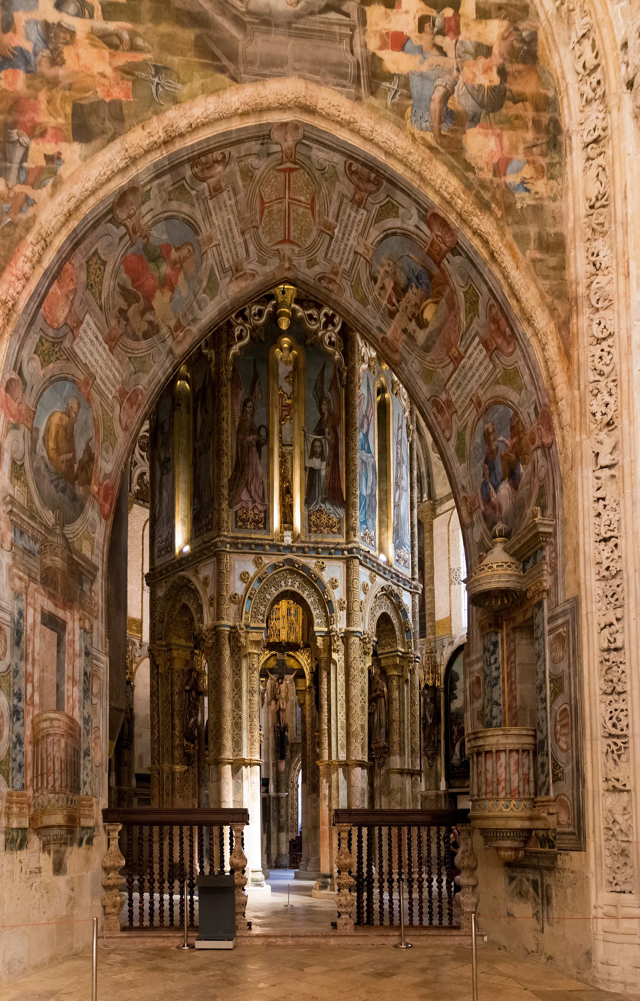 Photo showing: At the top of the vault the Templar cross.  On both sides, the intrados are painted with cartouches of saints separated by precepts of the order. Corbelled on the lower parts, the reading and preaching pulpits.