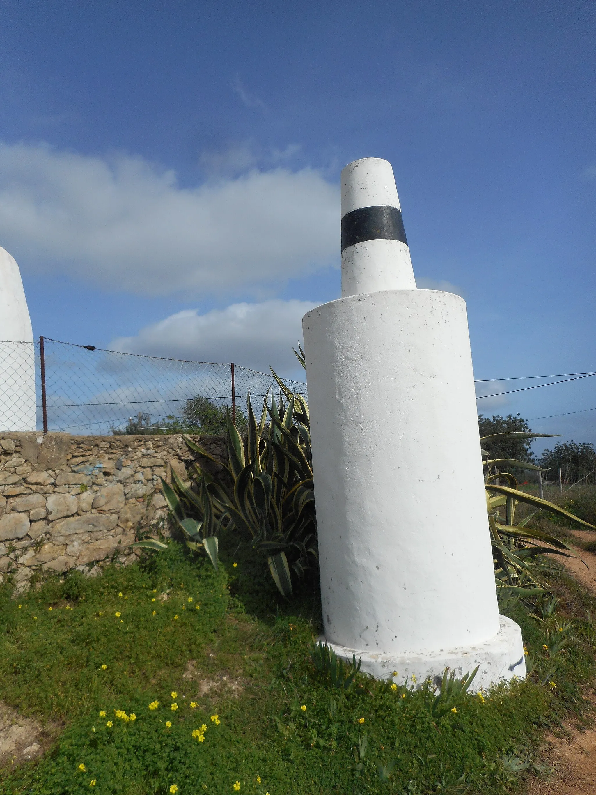 Photo showing: Trig point (Geodetic Point) near the Picota Windmill (Moinho Picota), located on the crown of a hill in the small village of Picota near the town of Loulé, Algarve, Portugal.
