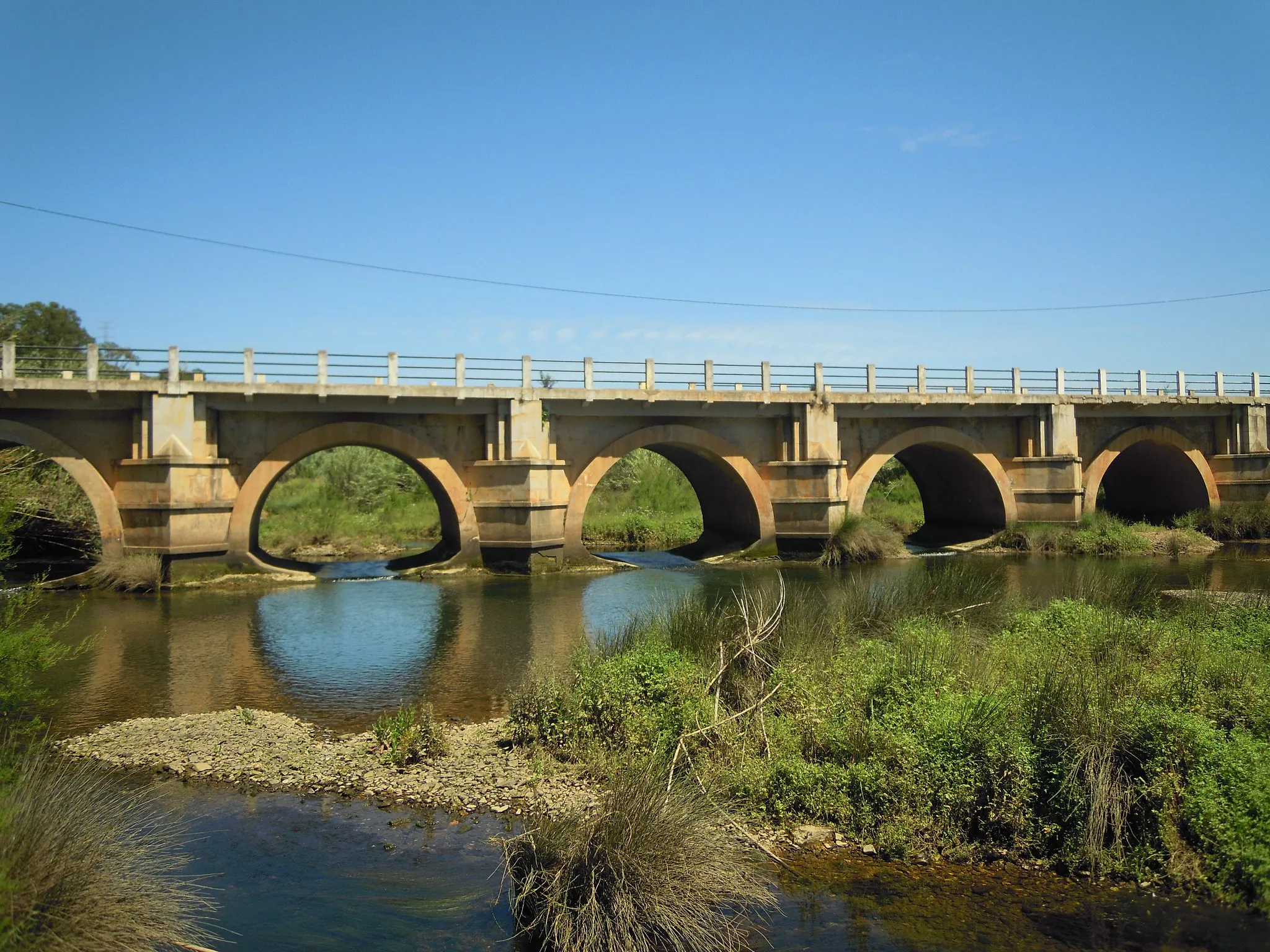 Photo showing: A road Bridge which carrys the N 124 road over the Odelouca River close to the village of Odelouca, Algarve, Portugal.