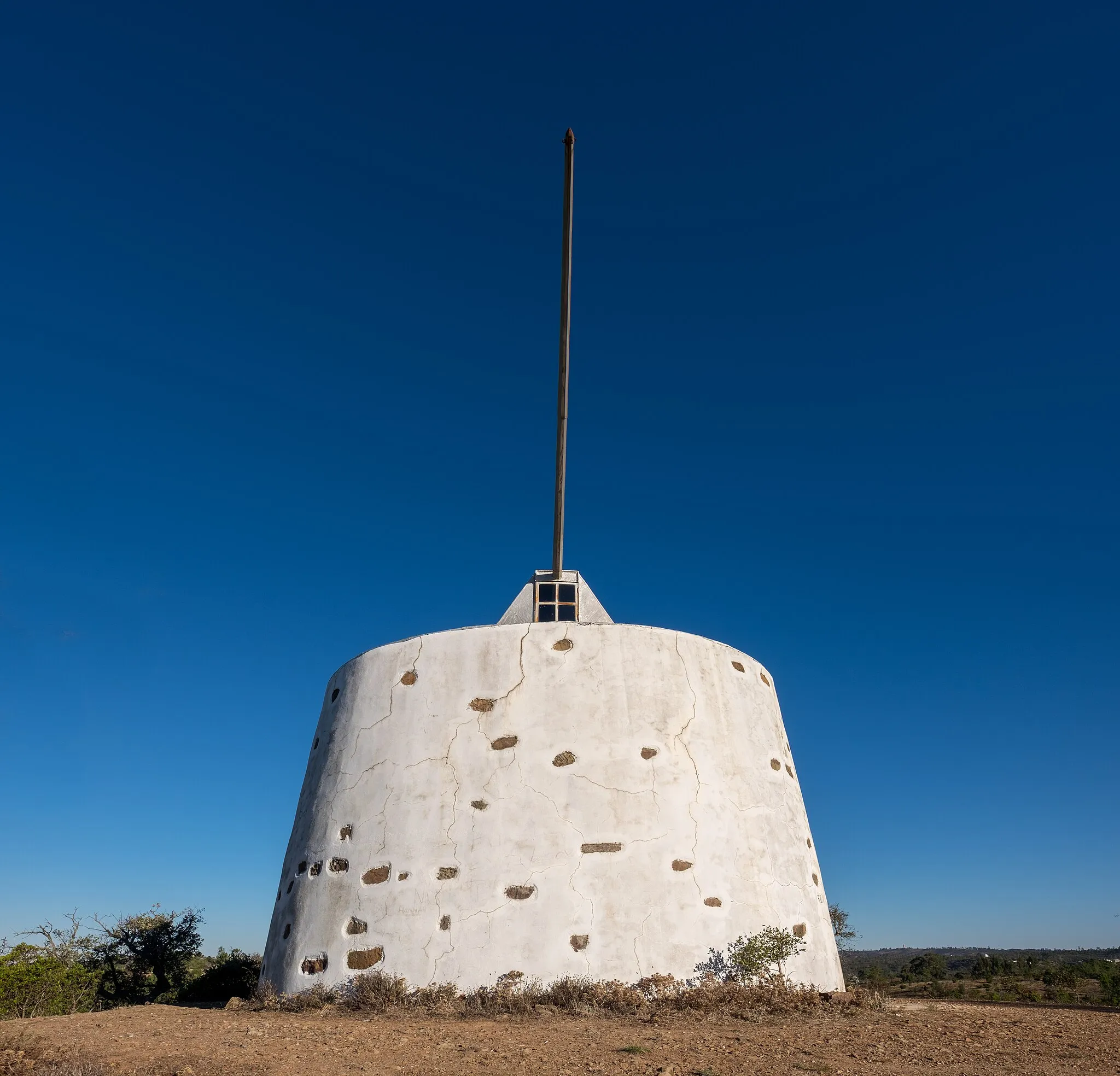 Photo showing: Cortelha windmill, Via Algarviana footpath, Loulé, Portugal (PPL3-Altered)