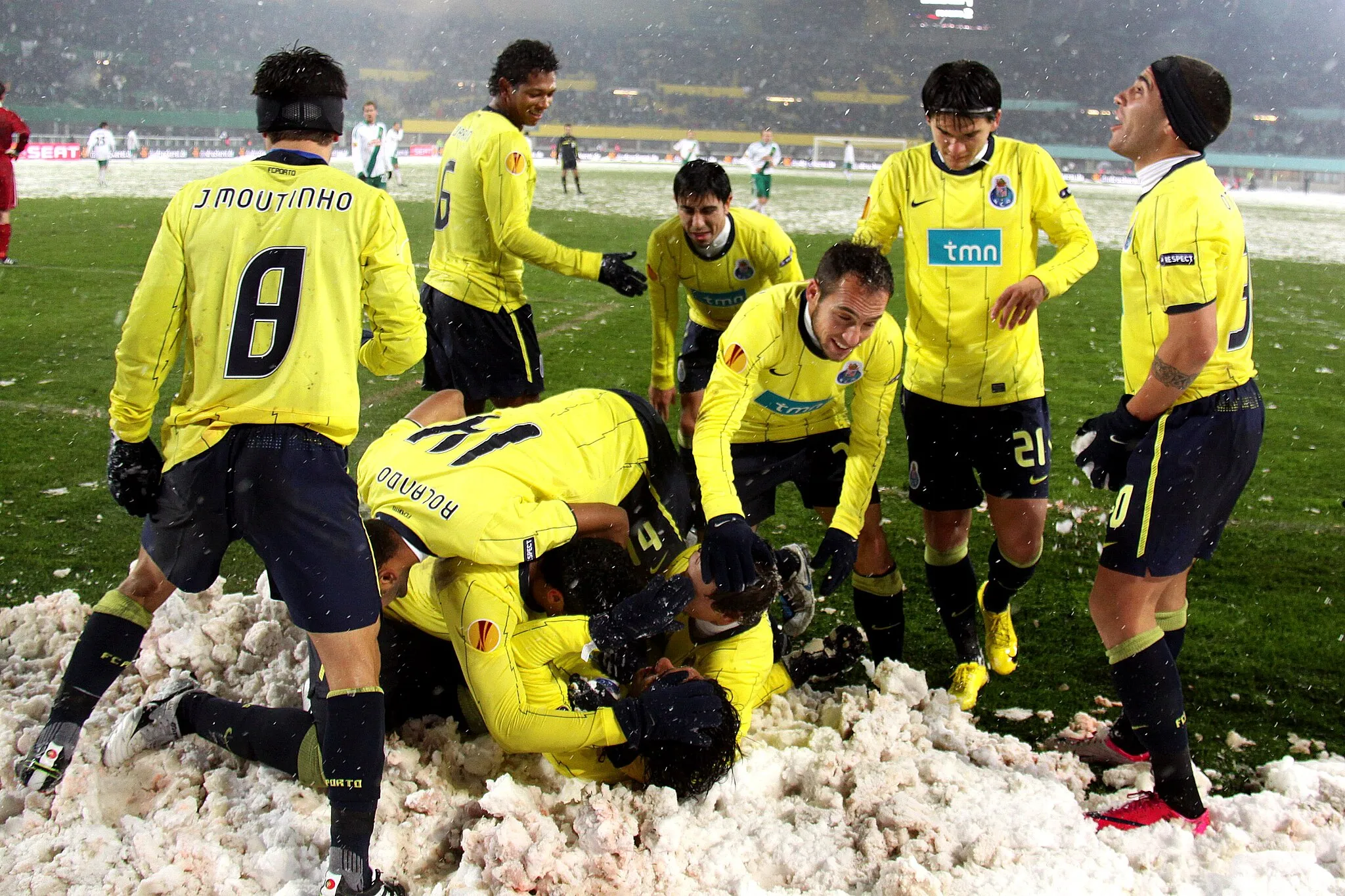 Photo showing: 2010–11 UEFA Europa League - SK Rapid Wien vs. F.C. Porto 1:3, Ernst-Happel-Stadion (Vienna) – Radamel Falcao (#9) scored his 3rd goal. Portos players are jubilant in the snow unusual for it.