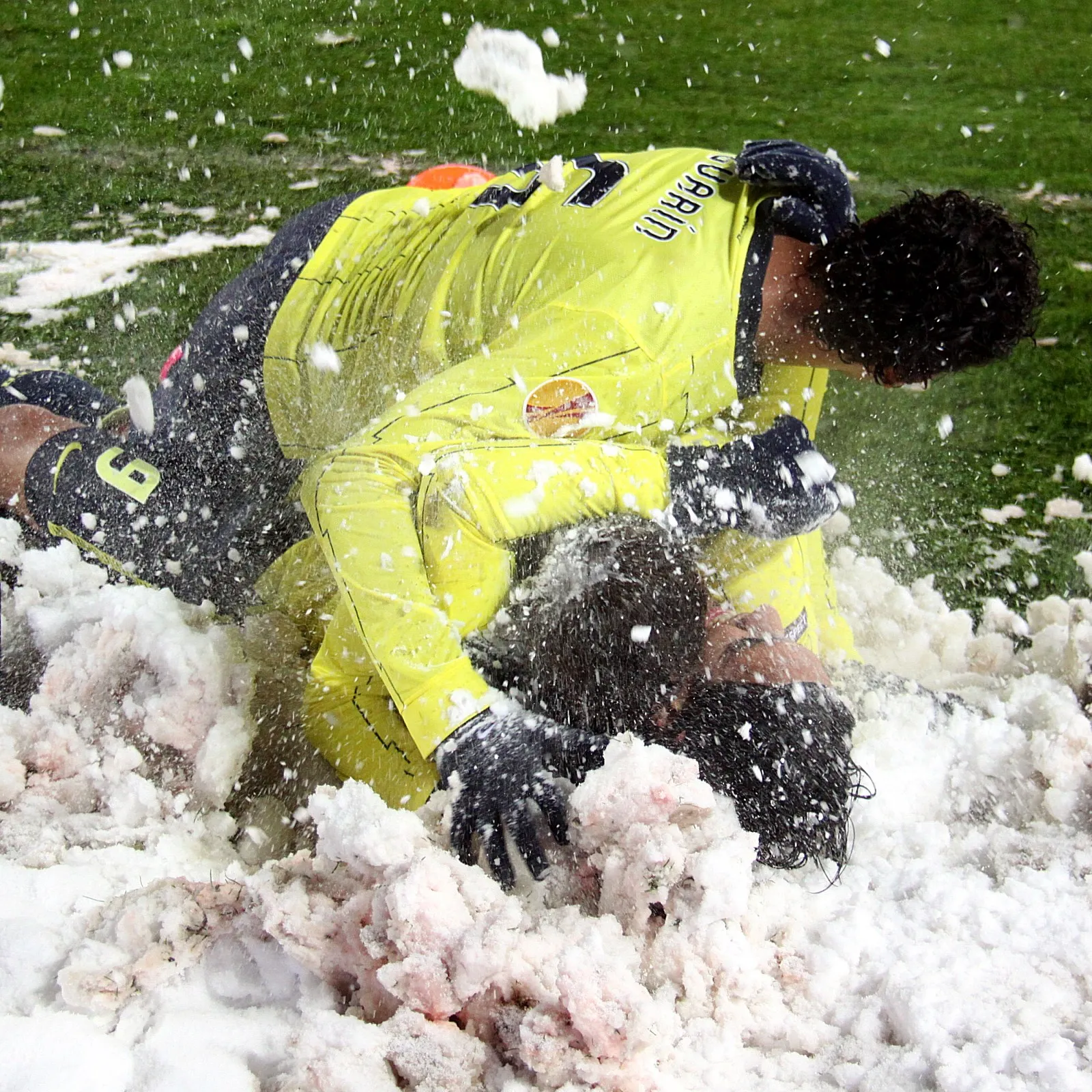 Photo showing: 2010–11 UEFA Europa League - SK Rapid Wien vs. F.C. Porto 1:3, Ernst-Happel-Stadion (Vienna) – Radamel Falcao (#9) scored his 3rd goal. Portos players are jubilant in the snow unusual for it. Freddy Guarín and Ukra throw with snow.
