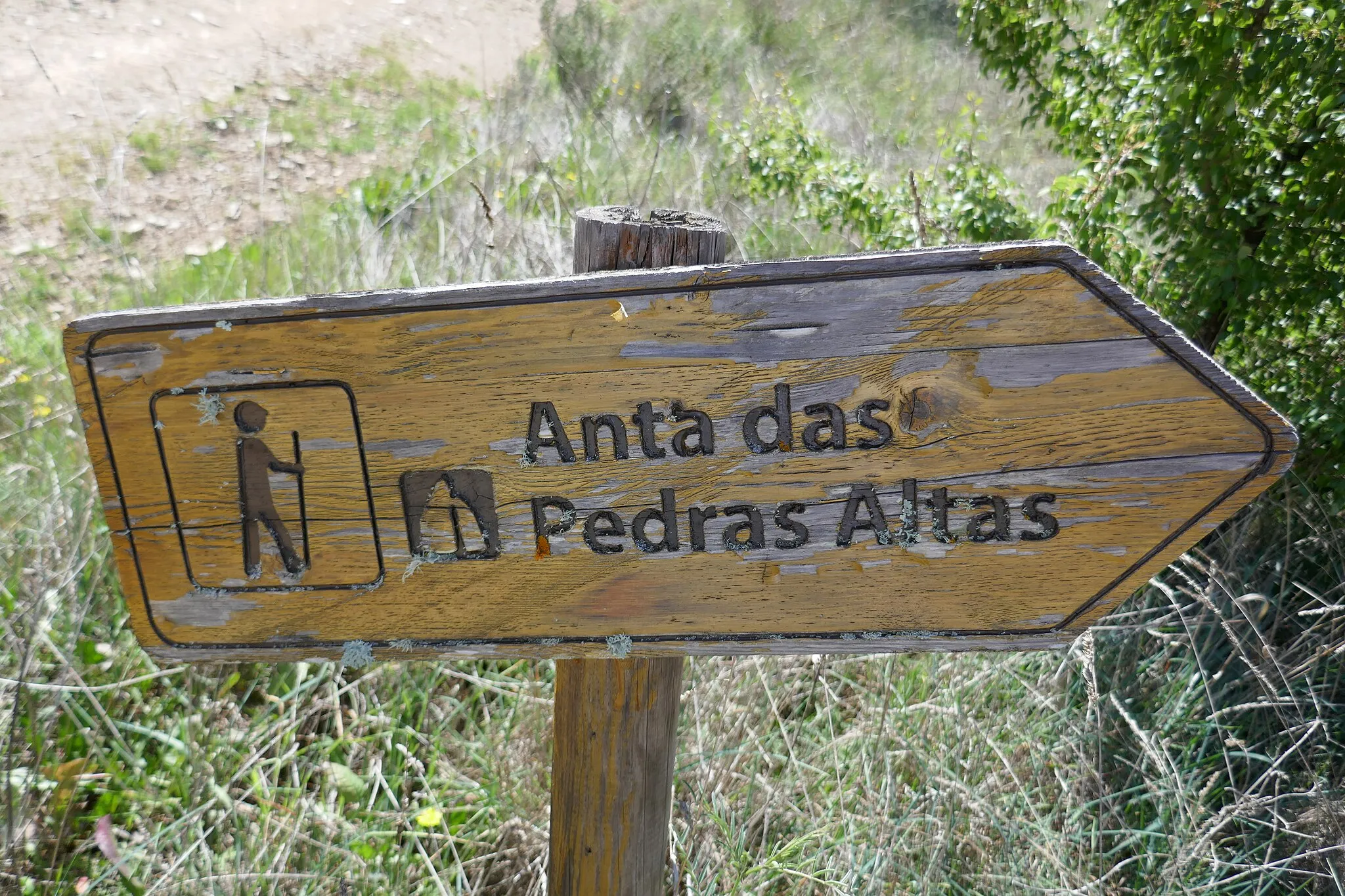 Photo showing: Signpost to the Dolmen of Pedras Altas in Mehalha (Chachopo), Portugal