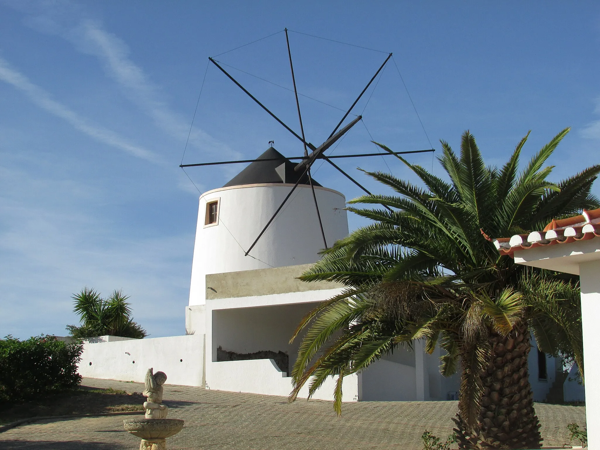 Photo showing: A restored windmill located on Travessa do Moinho, Boliqueime, Algarve, Portugal.