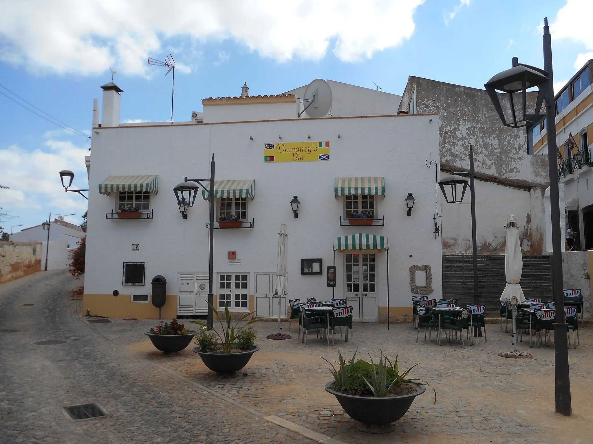 Photo showing: Domoney's Bar is located on the Rua Luís de Camões within the  town of Guia, Algarve, Portugal.