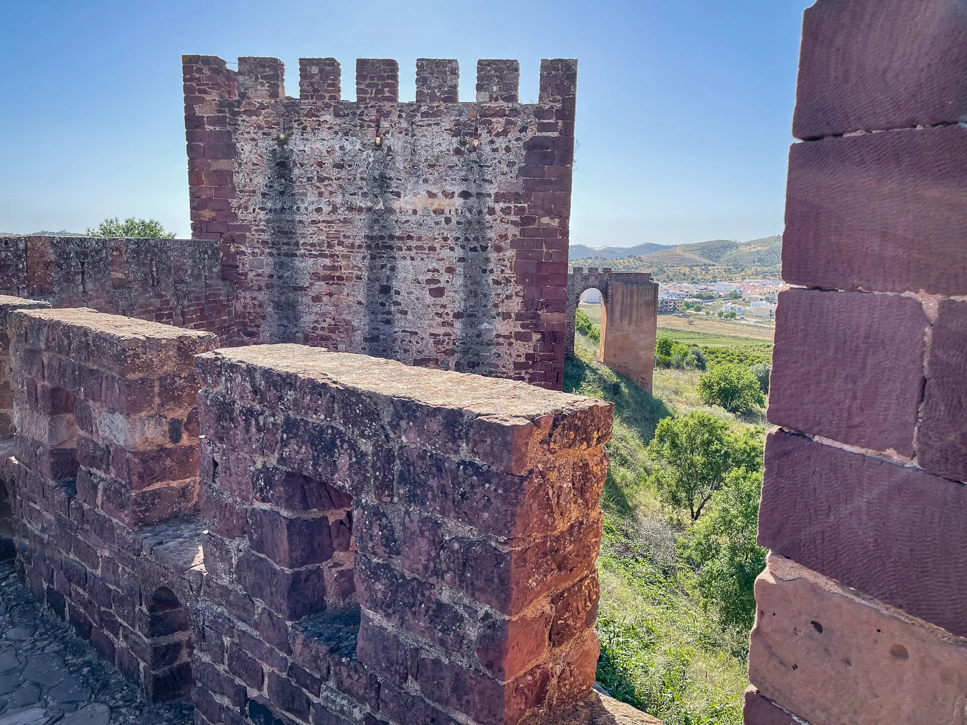 Photo showing: Moorish-style sandstone castle with vaulted halls, numerous towers & sweeping views, Algarve, Portugal 2023.