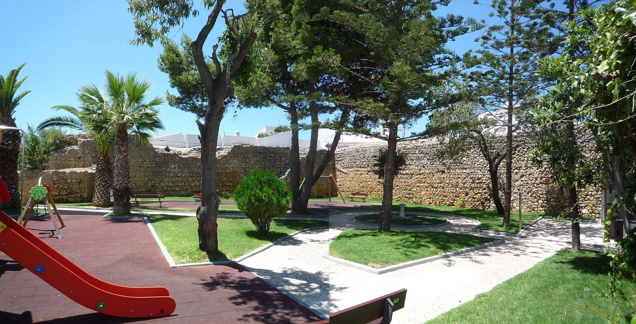 Photo showing: Castelo de Alvor at 37°07′45″N 8°35′37″W / 37.129277°N 8.593626°W / 37.129277; -8.593626 beside the Travesa do Castelo in Alvor, Algarve. This view shows the interior which is now a parque infantil.