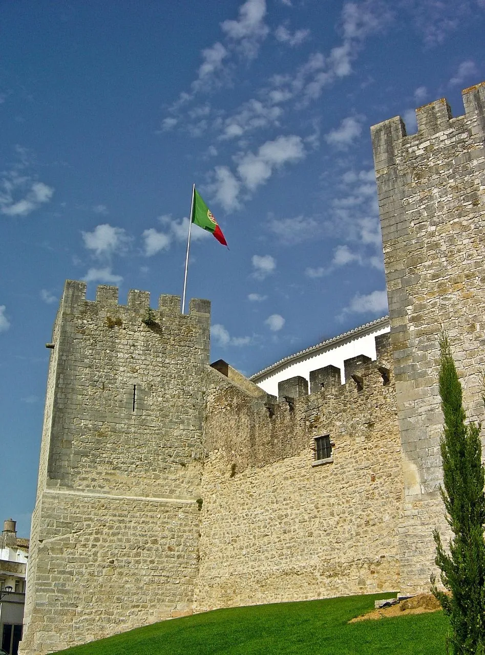 Photo showing: O castelo de origem árabe, reconstruído no séc. XIII, possuía umas muralhas impressionantes, parte das quais ainda se podem ver, e 3 torres de alvenaria. A vila de Loulé era originalmente cercada pelas muralhas, constituindo este espaço o núcleo político, religioso e habitacional. No entanto, o crescimento da população levou a que a então vila se expandisse para além daquelas e formasse os pilares da cidade que hoje conhecemos. Adossado à muralha encontramos o edifício da Alcaidaria, antiga habitação do Alcaide da Vila, onde actualmente funcionam o Posto de Turismo de Loulé, o Arquivo Histórico Municipal e o Museu. www.cm-loule.pt/index.php?option=com_content&task=vie...

See where this picture was taken. [?]