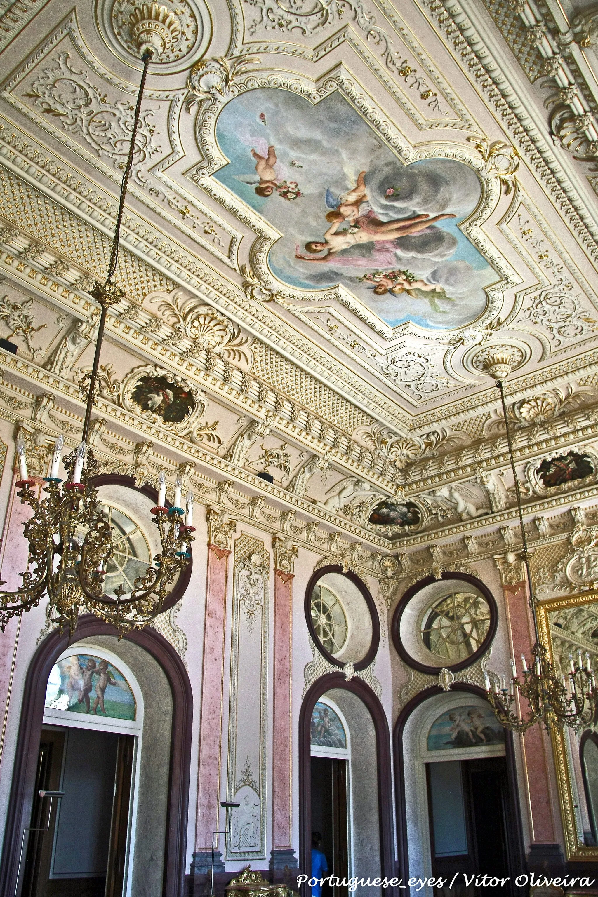 Photo showing: O palácio foi ideia de um nobre local que morreu pouco depois do início da construção em meados dos anos de 1840. Outra personalidade local, José Francisco da Silva, adquiriu o palácio e completou-o em 1909. Foi feito visconde de Estói graças ao dinheiro e esforços que despendeu na sua construção. O trabalho foi dirigido pelo arquitecto Domingos da Silva Meira, cujo interesse pela escultura é evidente. O interior do palácio, em pastel e estuque, está a ser restaurado e irá ser uma pousada.
O palácio tem também uns jardins com laranjeiras e palmeiras, que condizem com o seu alegre estilo rococó. O terraço inferior exibe um pavilhão e azulejos azuis e brancos, a Casa da Cascata, no interior da qual se encontra uma cópia das Três Graças, de Canova. O terraço superior , o Patamar da Casa do Presépio, tem um grande pavilhão com vitrais, fontes decoradas com ninfas e nichos em azulejos.
O palácio foi classificado como Imóvel de Interesse Público em 1977.

Em 2006 as «Preguiças», duas esculturas femininas de tamanho real, importadas de Itália, de incalculável valor, com 200 quilos cada uma, foram furtadas do palácio algarvio. As esculturas eram o «ex-libris» dos jardins do paço. O Palácio de Estói foi totalmente remodelado pelo Arq. Gonçalo Byrne e passou a ser uma das "Pousadas de Charme" do Algarve. Faz parte das Pousadas de Portugal. Entretanto estão a construir réplicas das duas estátuas "desaparecidas". pt.wikipedia.org/wiki/Pal%C3%A1cio_de_Est%C3%B3i