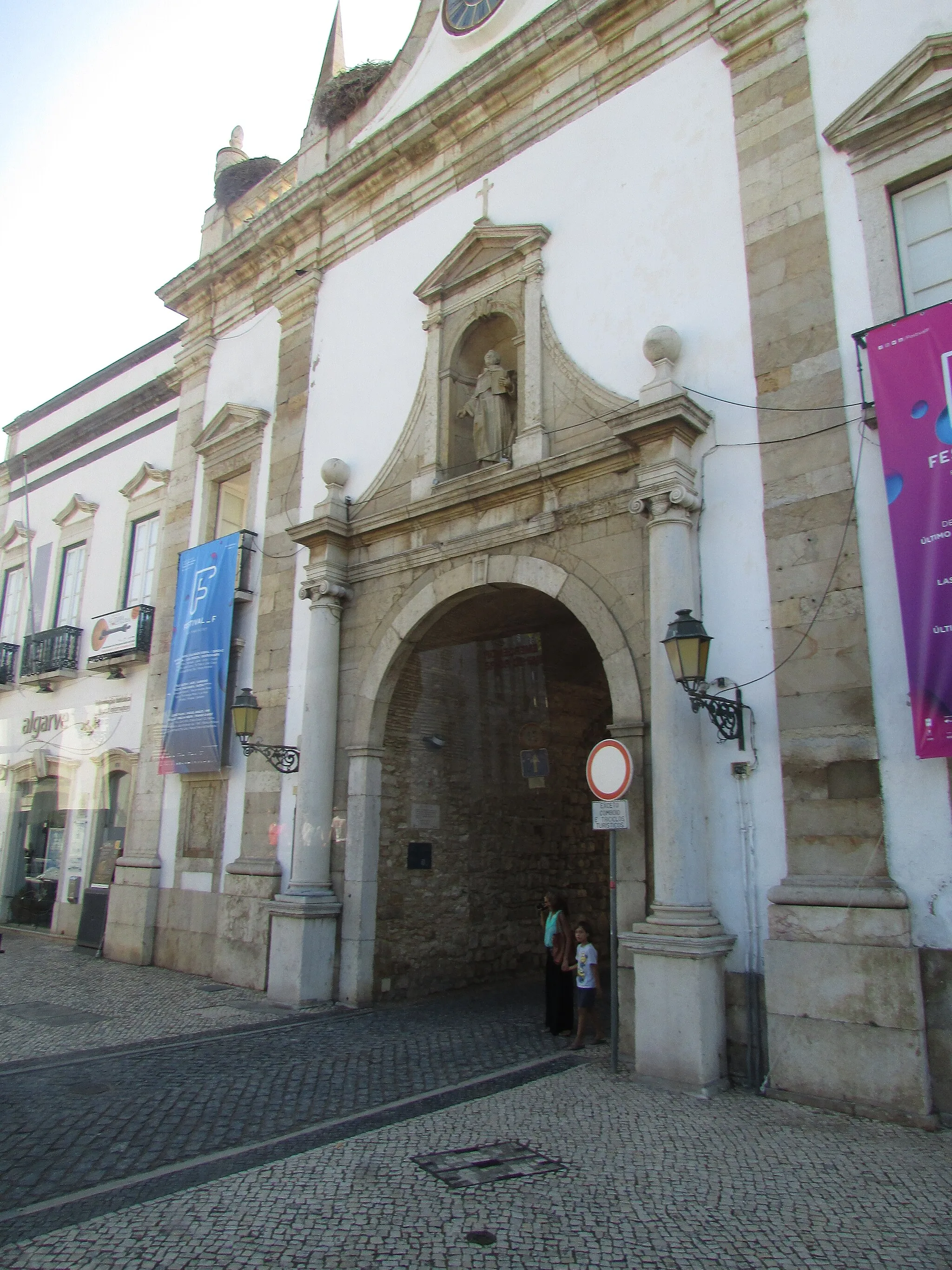 Photo showing: Looking east along the Rua Castilho within the city of Faro, Algarve, Portugal.