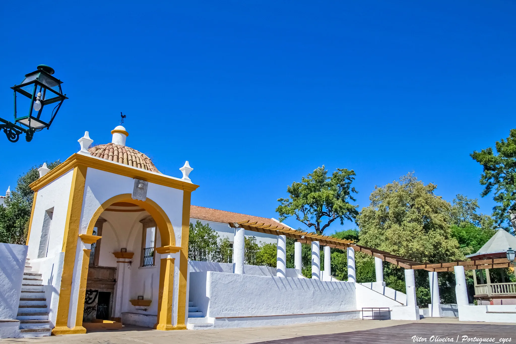 Photo showing: ardim da Verbena é um jardim situado na freguesia de São Brás de Alportel, distrito de Faro, Portugal.
Situado na zona velha da vila de São Brás de Alportel, junto às antigas piscinas municipais, o Jardim da Verbena - pertencente ao antigo Paço Episcopal, residência de veraneio dos bispos do Algarve - possui uma monumental fonte do século XVIII com oito bicas.
O fontanário é coberto por um zimbório. Neste jardim é ainda possível encontrar um coreto.

pt.wikipedia.org/wiki/Jardim_da_Verbena