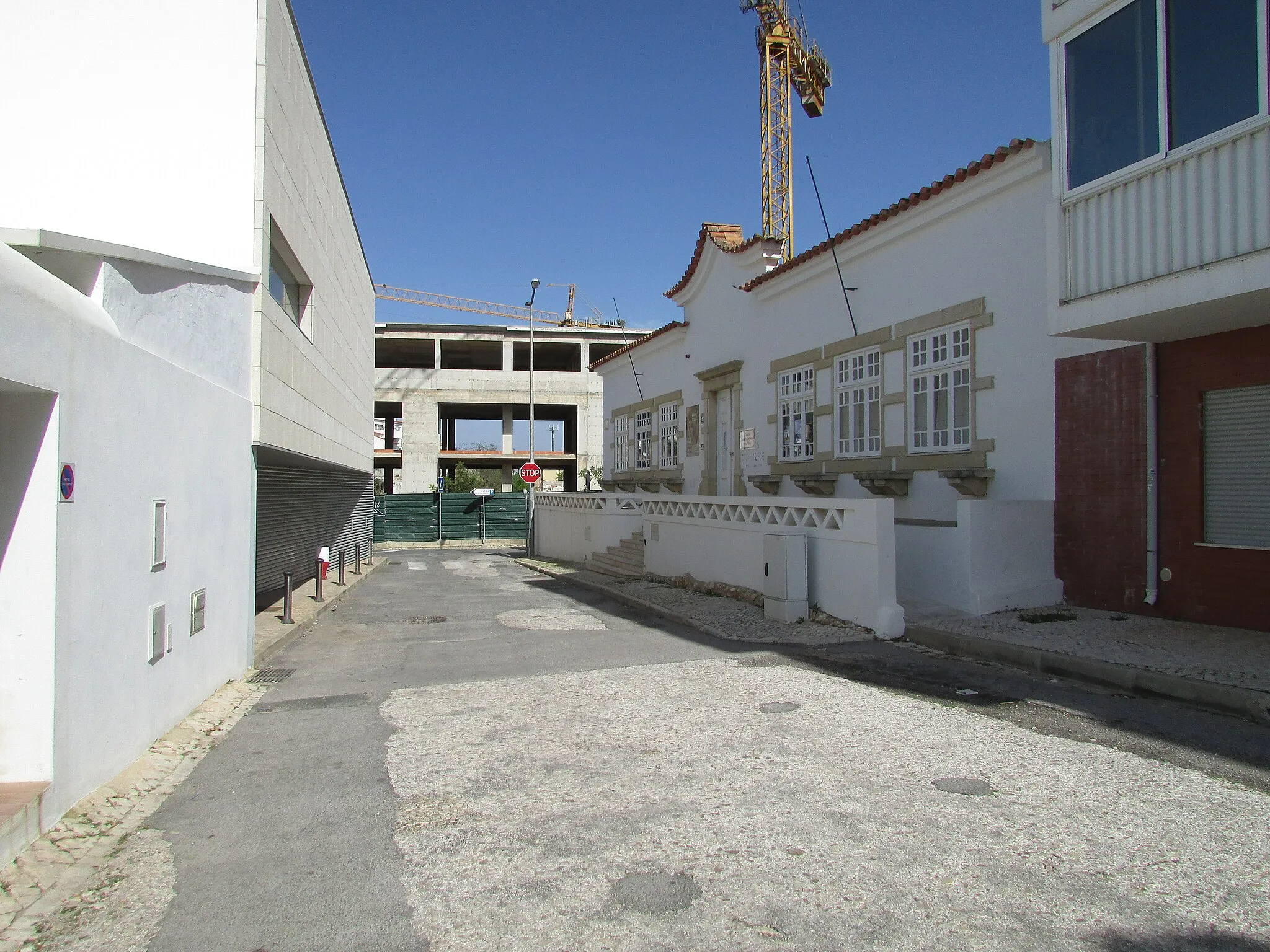 Photo showing: Looking north towards the end of the Rua da Escola within the village of Pêra, Algarve, Portugal.