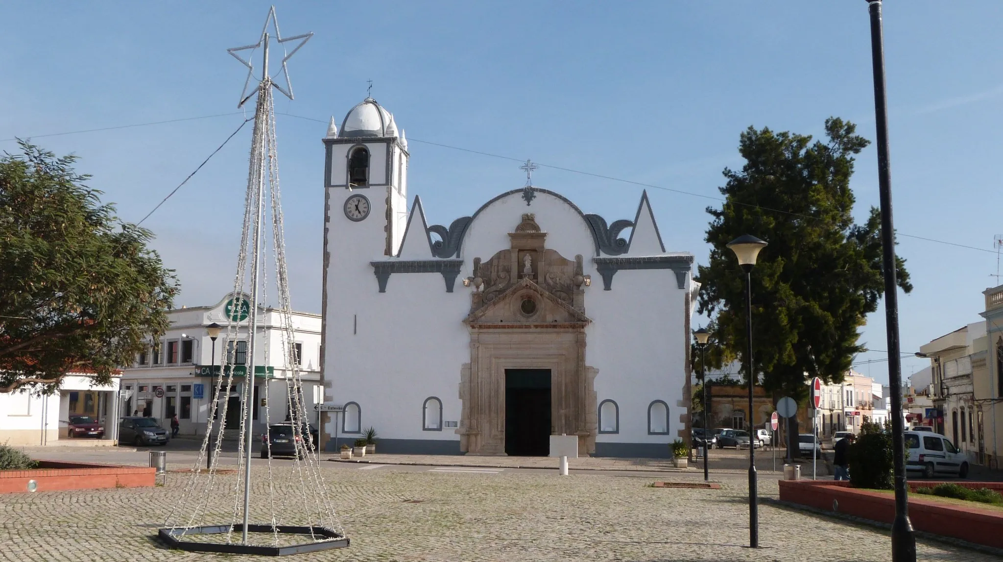 Photo showing: Church of Our Lady of Light is the parish Church of Luz de Tavira. The Church is of longitudinal plan dating from the sixteenth century. It consists of three aisles, chancel and two rectangular sacristies. This is the only Algarve church following the model of a church hall. If you like my photos please help support my hobby and click on my video and watch it.. Many Thanks Peter

www.youtube.com/watch?v=mMxgss_uCn4