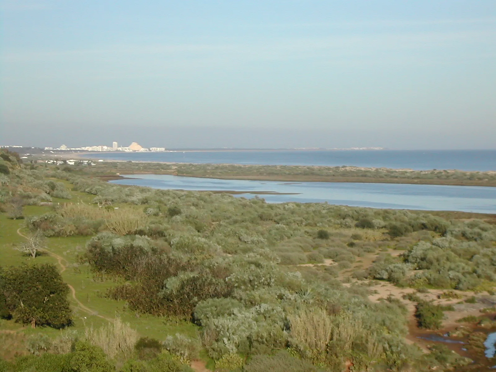 Photo showing: Troço final da Ria Formosa, a leste. Ao fundo vê-se Monte Gordo e mais à direita a Ilha Canela em Espanha.